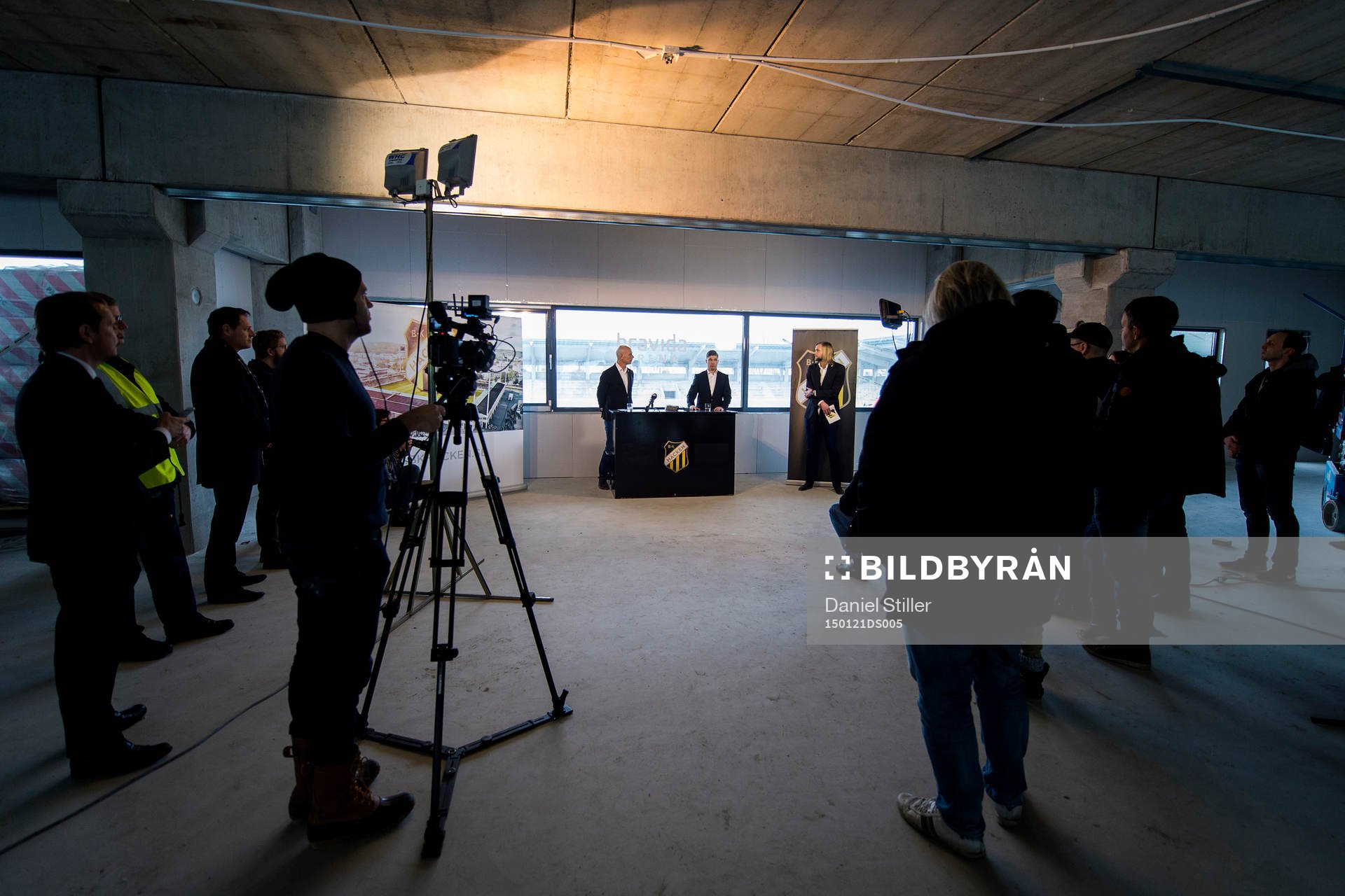 Häckens klubbchef Dennis Andersson och Anders Bådholm, Regionchef Göteborg för Bravida, presenterar Bravida Arena som namnet för Häckens nya arena under under en presskonferens med BK Häcken den 21 januari 2015 i Göteborg.