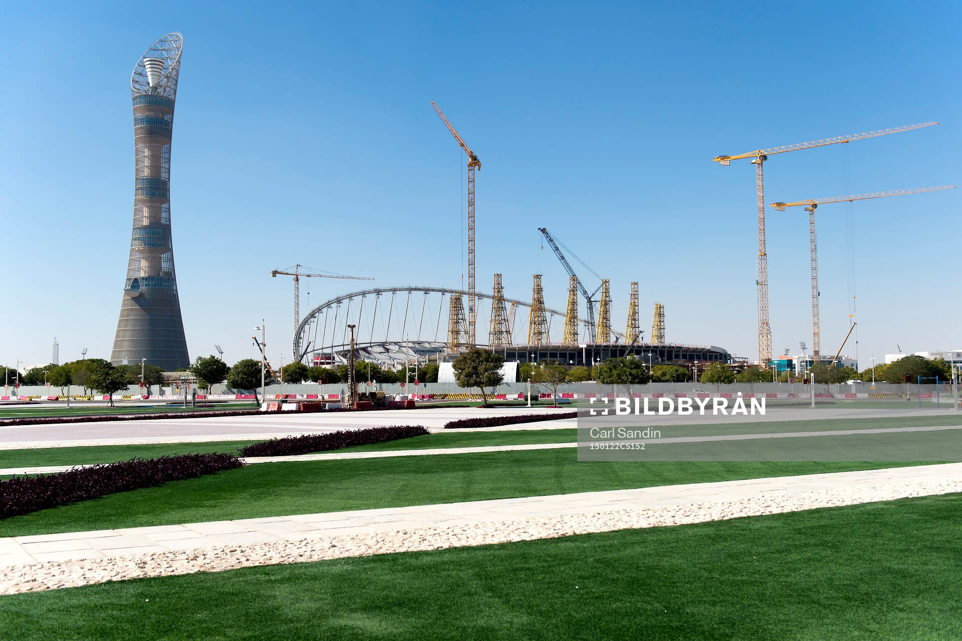 The Torch Doha och Khalifa International Stadium som renoveras inför Fotbolls-VM 2022 den 22 januari 2015 i Doha, Qatar.