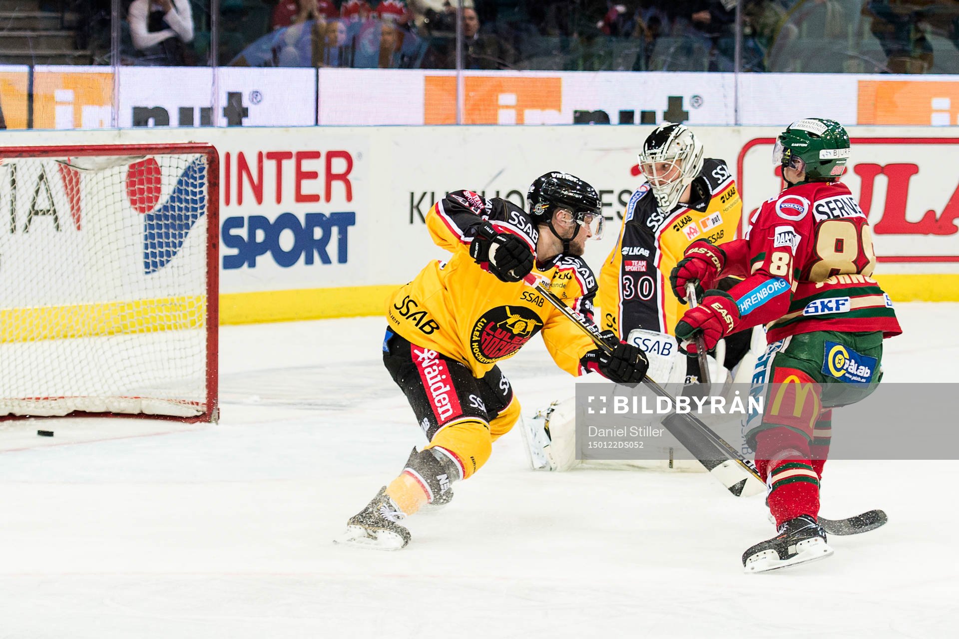 Frölundas Andreas Johnson gör 2-1 bakom Luleås målvakt