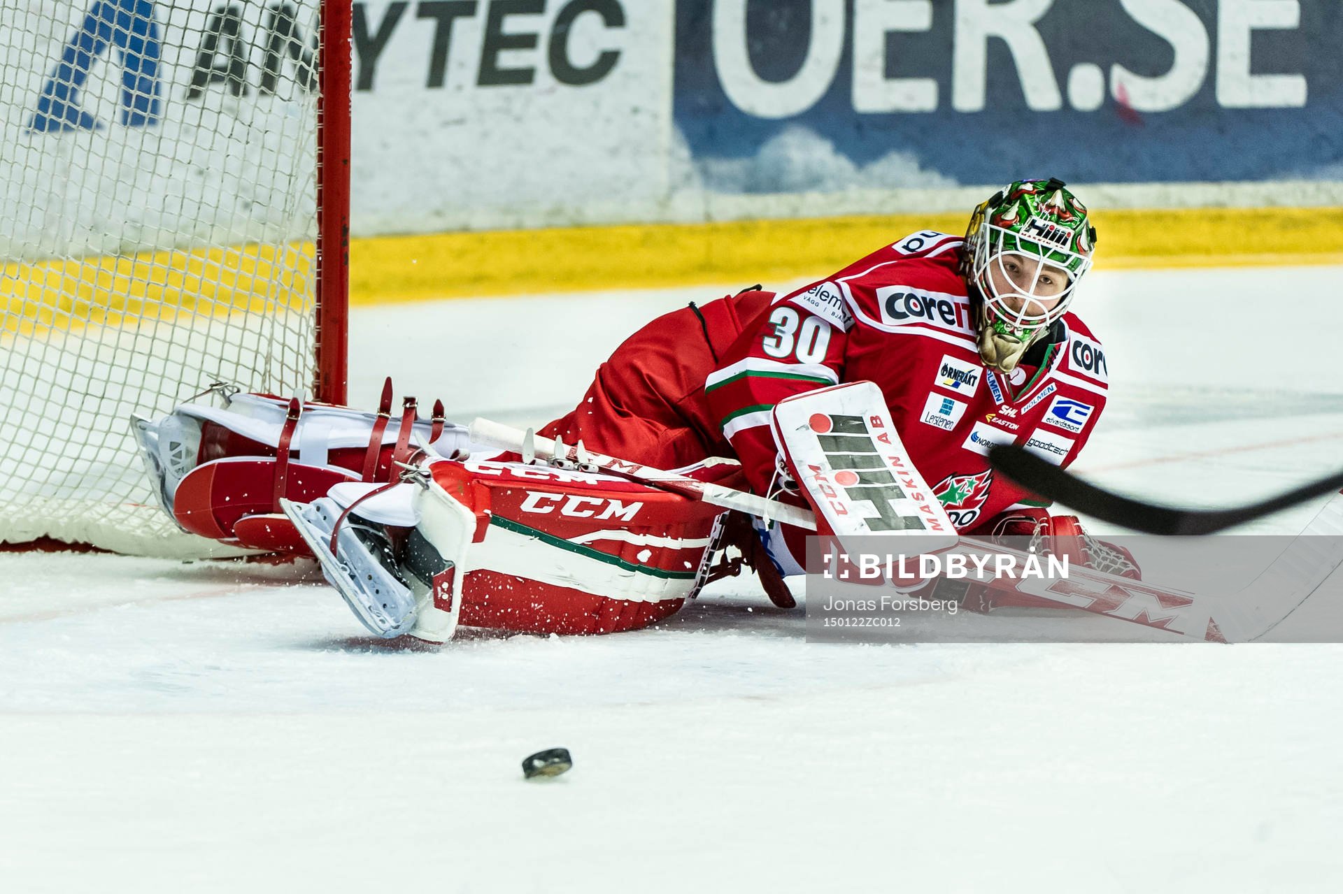 Modos målvakt Linus Ullmark räddar ett skott