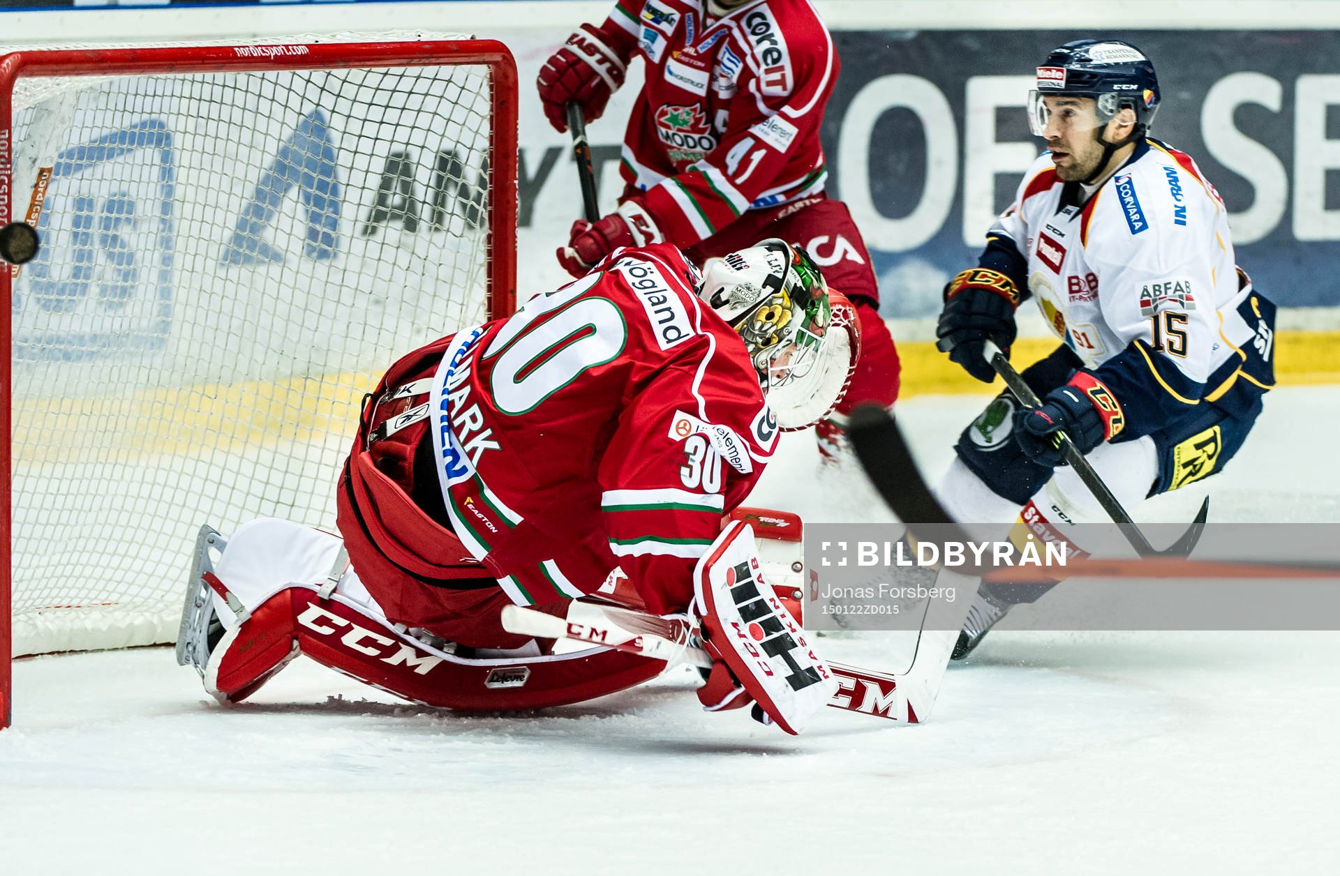 Modos målvakt Linus Ullmark räddar ett skott av