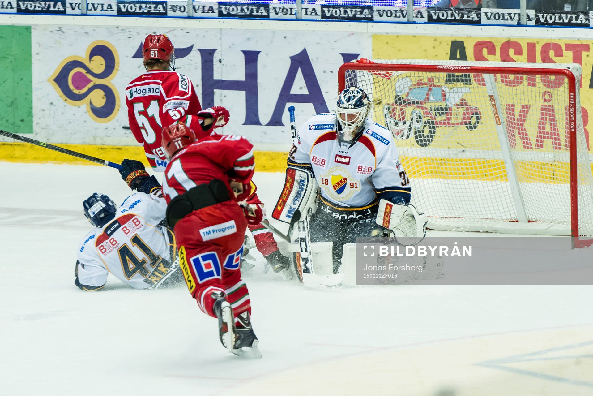 Modos Simon Önerud och Adrian Kempe  försöker få in