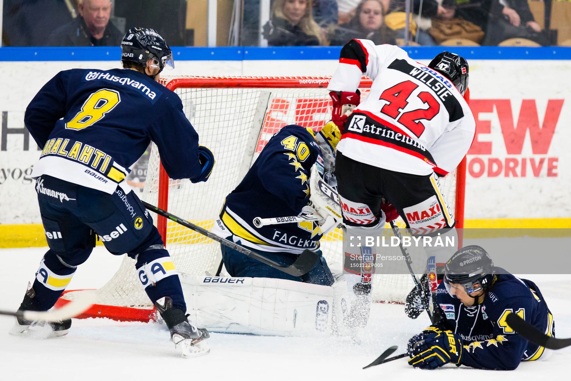 s Jere Karalahti, målvakt Erik Ersberg och Chris Campoli