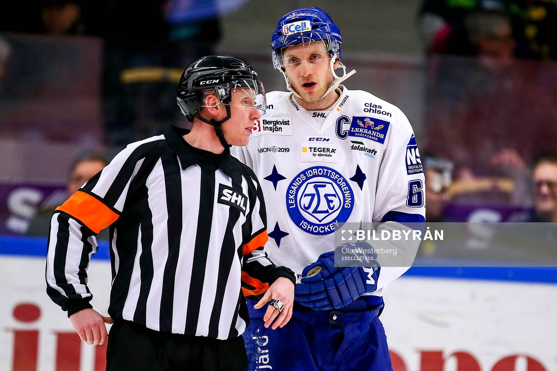Leksands  Johan Ryno pratar med domaren Marcus LInde
