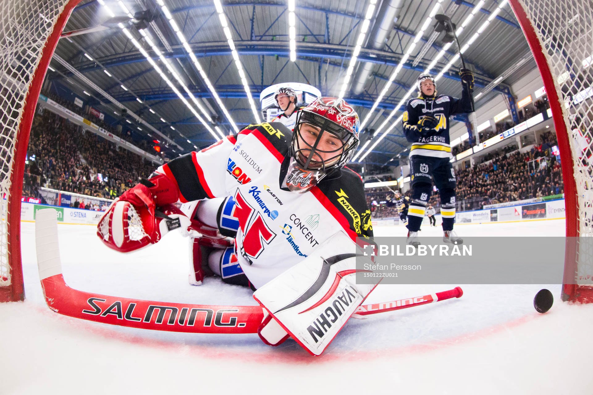 Örebros målvakt Julius Hudacek släpper in mål till 2-2,