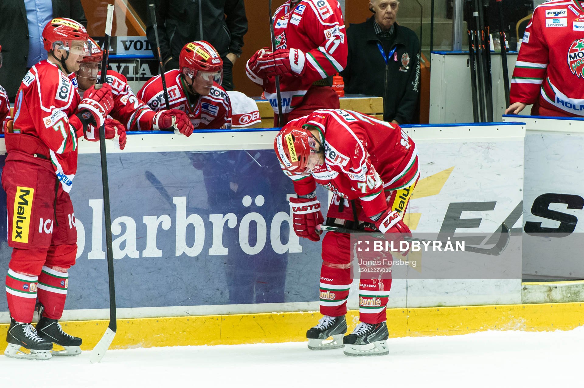 Modos Radek Smolenak får en klubba i ansiktet