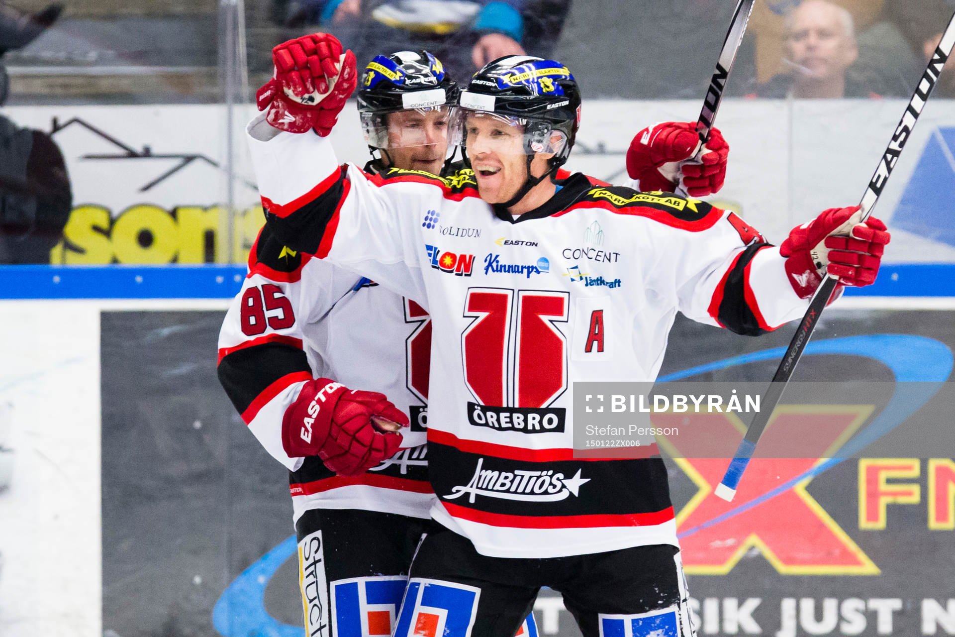 Örebros Kalle Olsson och Brian Willsie jublar