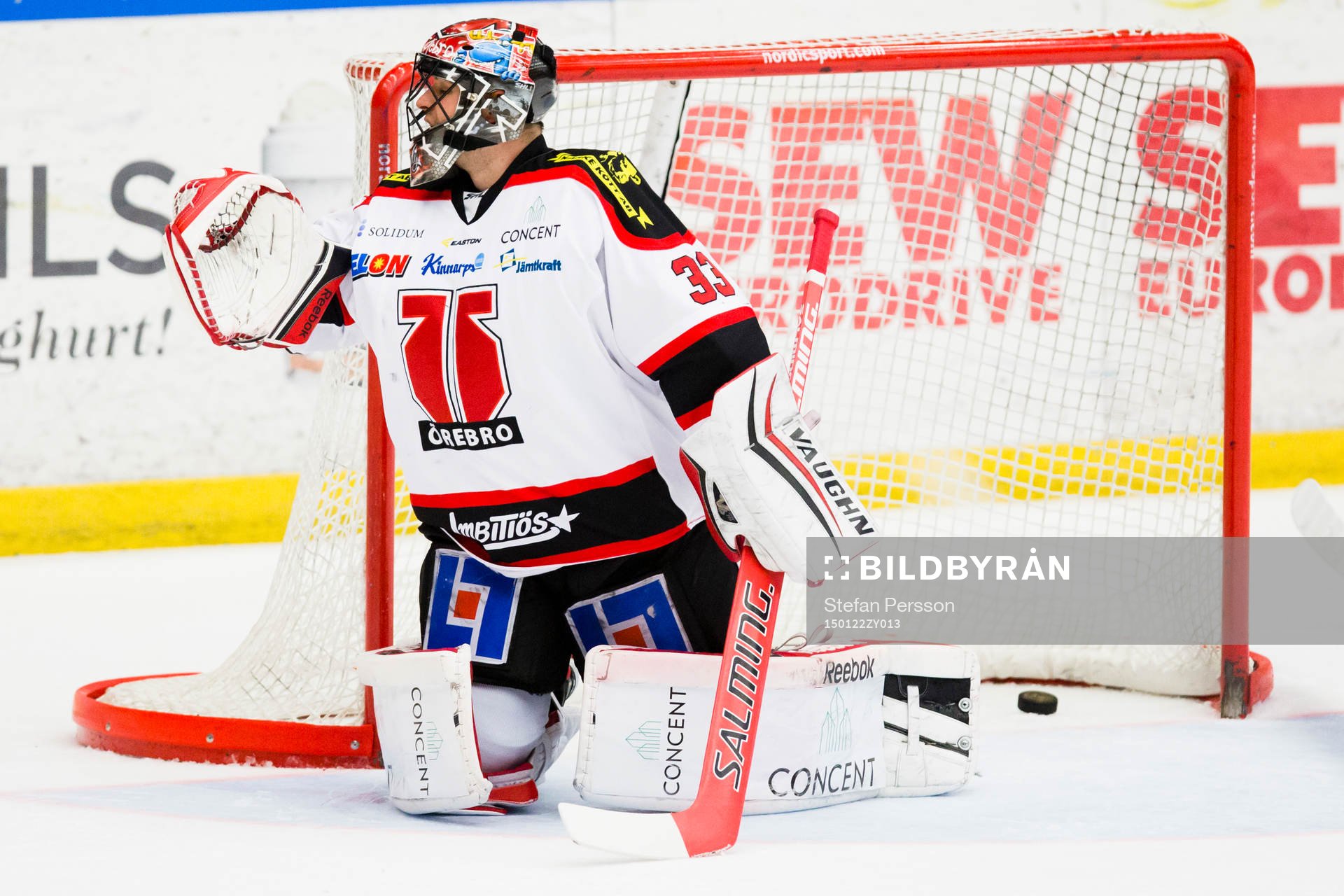 Örebros målvakt Julius Hudacek släpper in mål