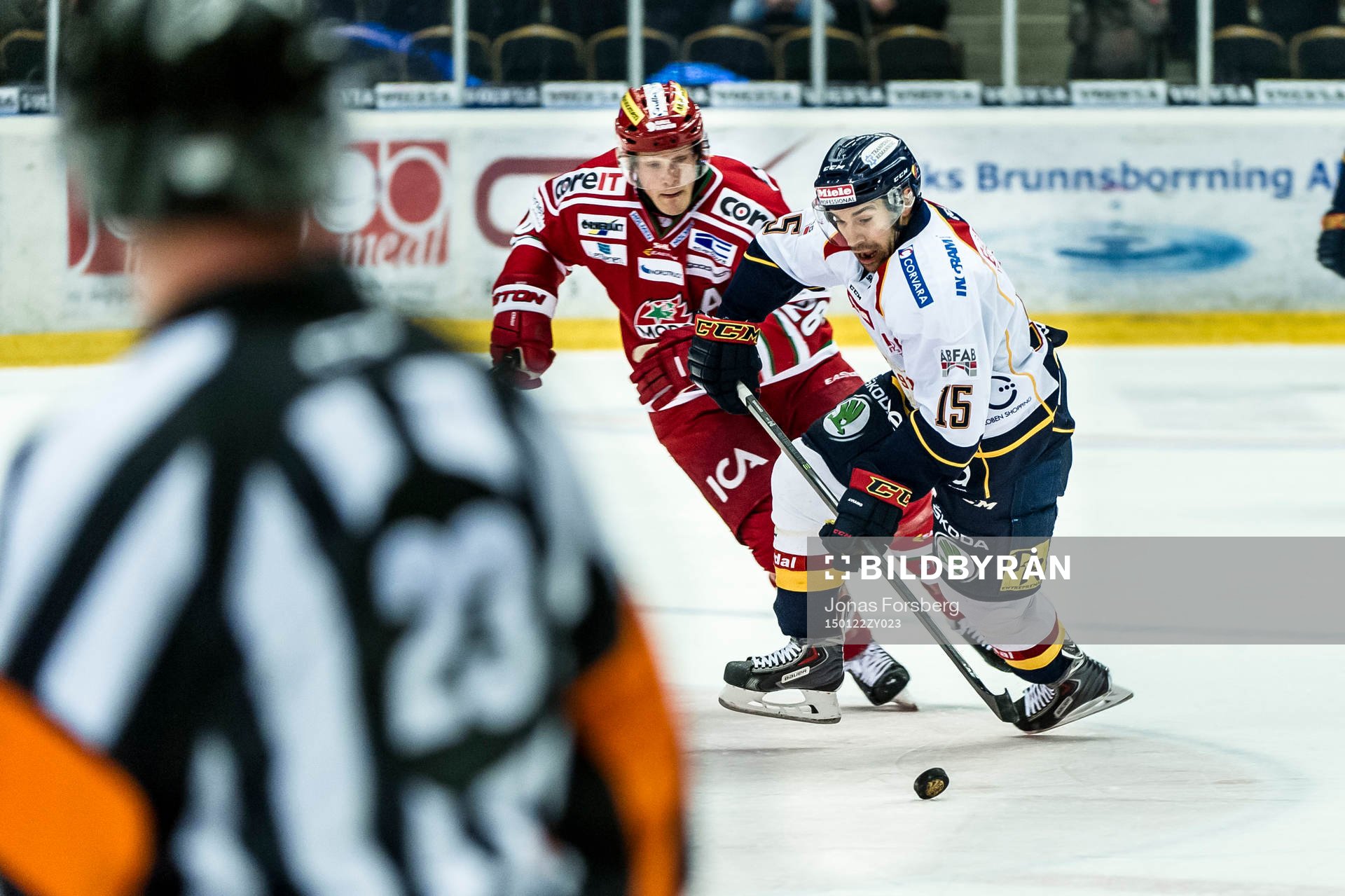Djurgårdens Steve Saviano kämpar om pucken mot Modos