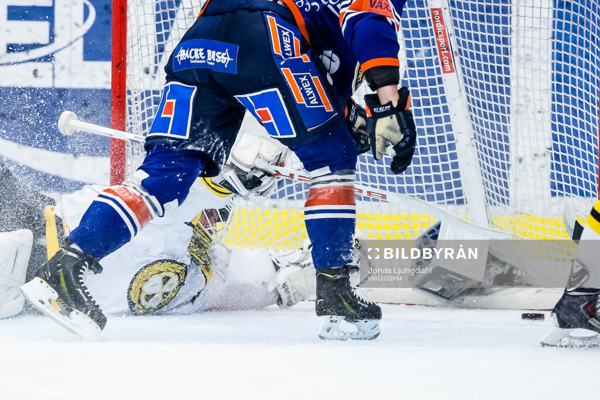 Växjös Liam Reddox gör 1-0 målet bakom Brynäs målvakt