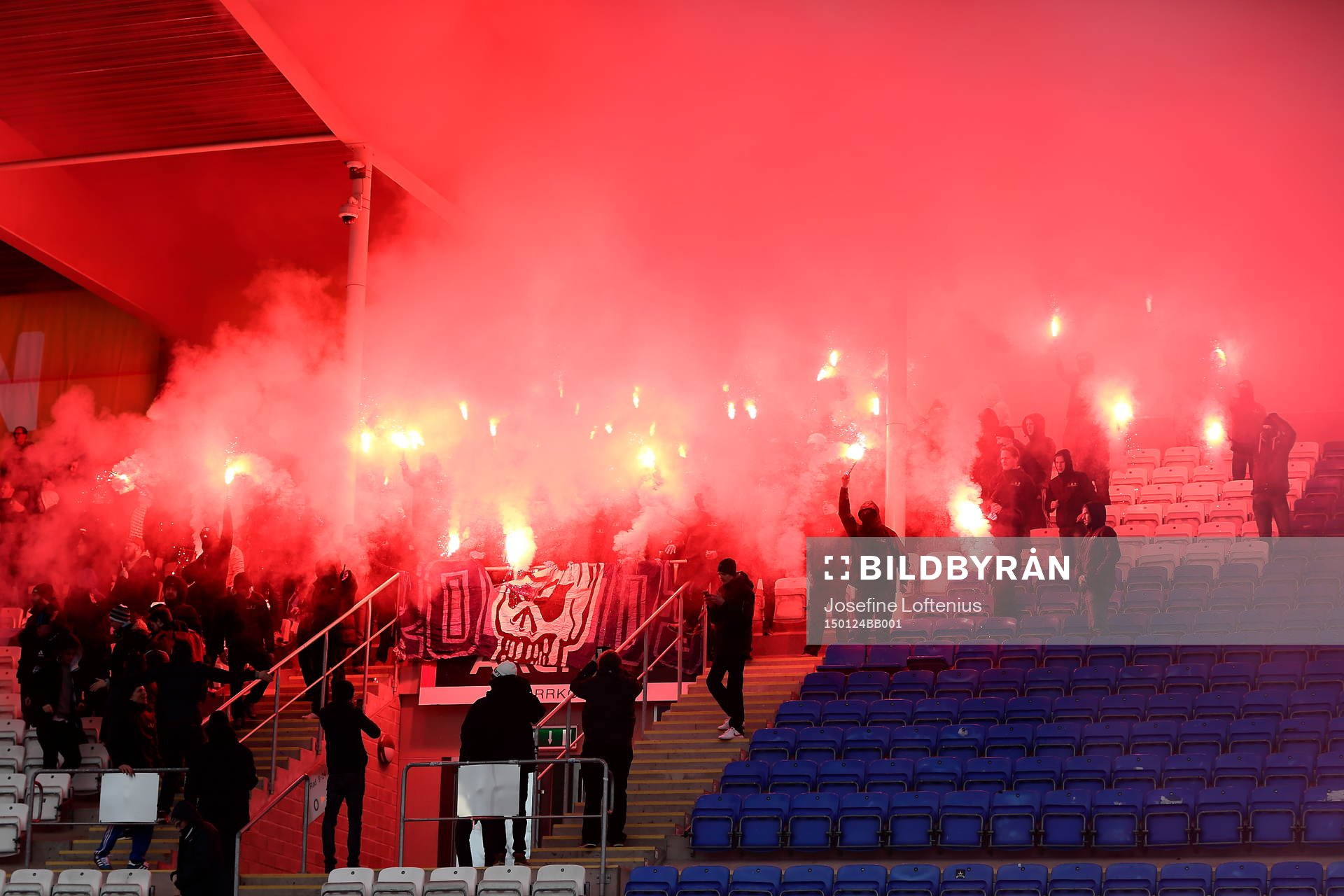 Djurgårdens supportrar tänder bengaler