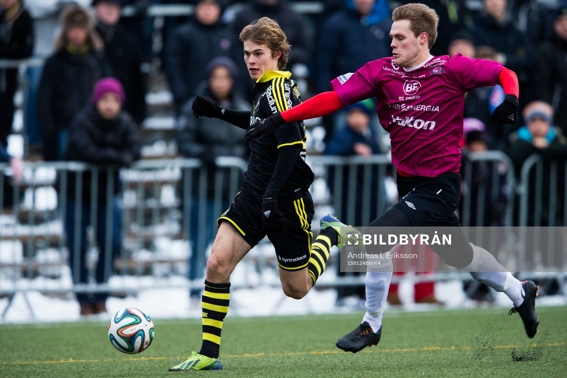 s Sam Lundholm i kamp om bollen med Lahtis  Markus Joenmäki