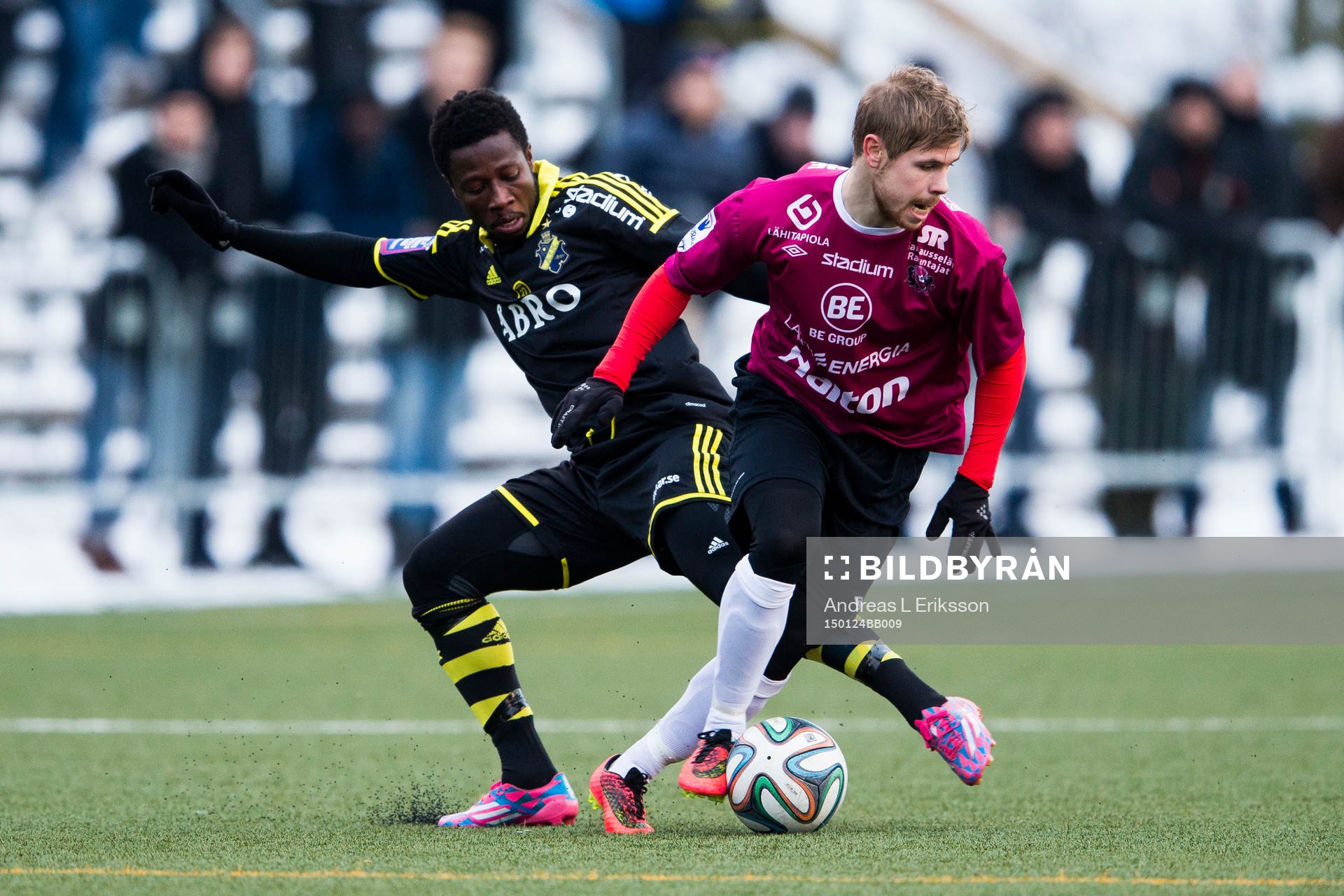AIK:s Ebenezer Ofori i kamp om bollen med Lahtis Aleksi Paananen under träningsmatchen i fotboll mellan AIK och Lahti den 24 januari 2015 i Stockholm.