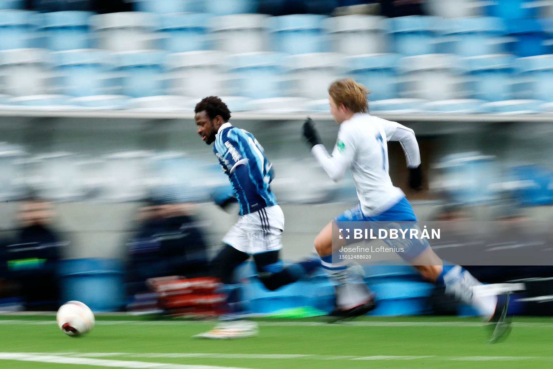 Djurgårdens Amadou Jawo jagas av Norrköpings Alexander