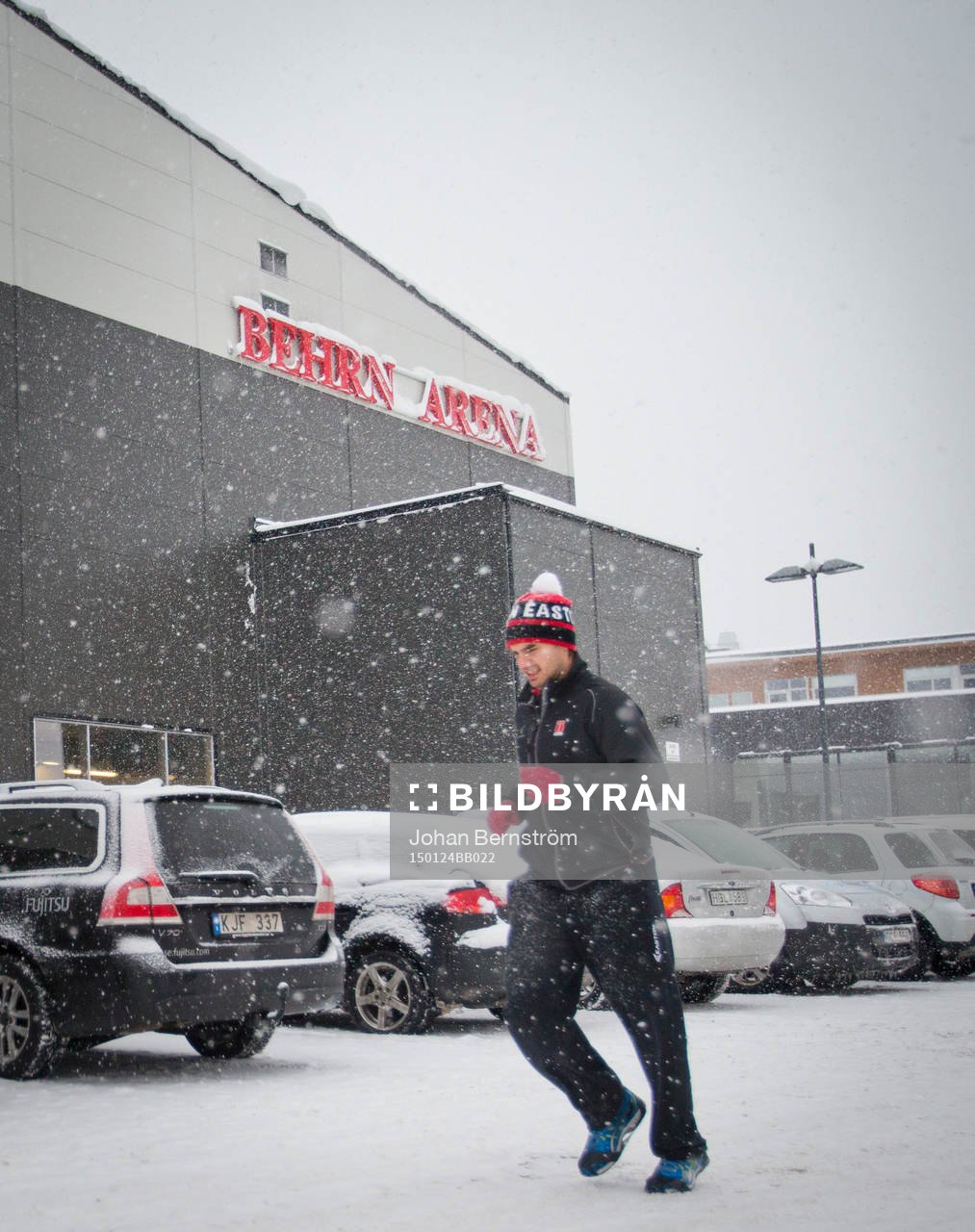 Örebros Martin Johansson värmer upp utanför Behrn Arena