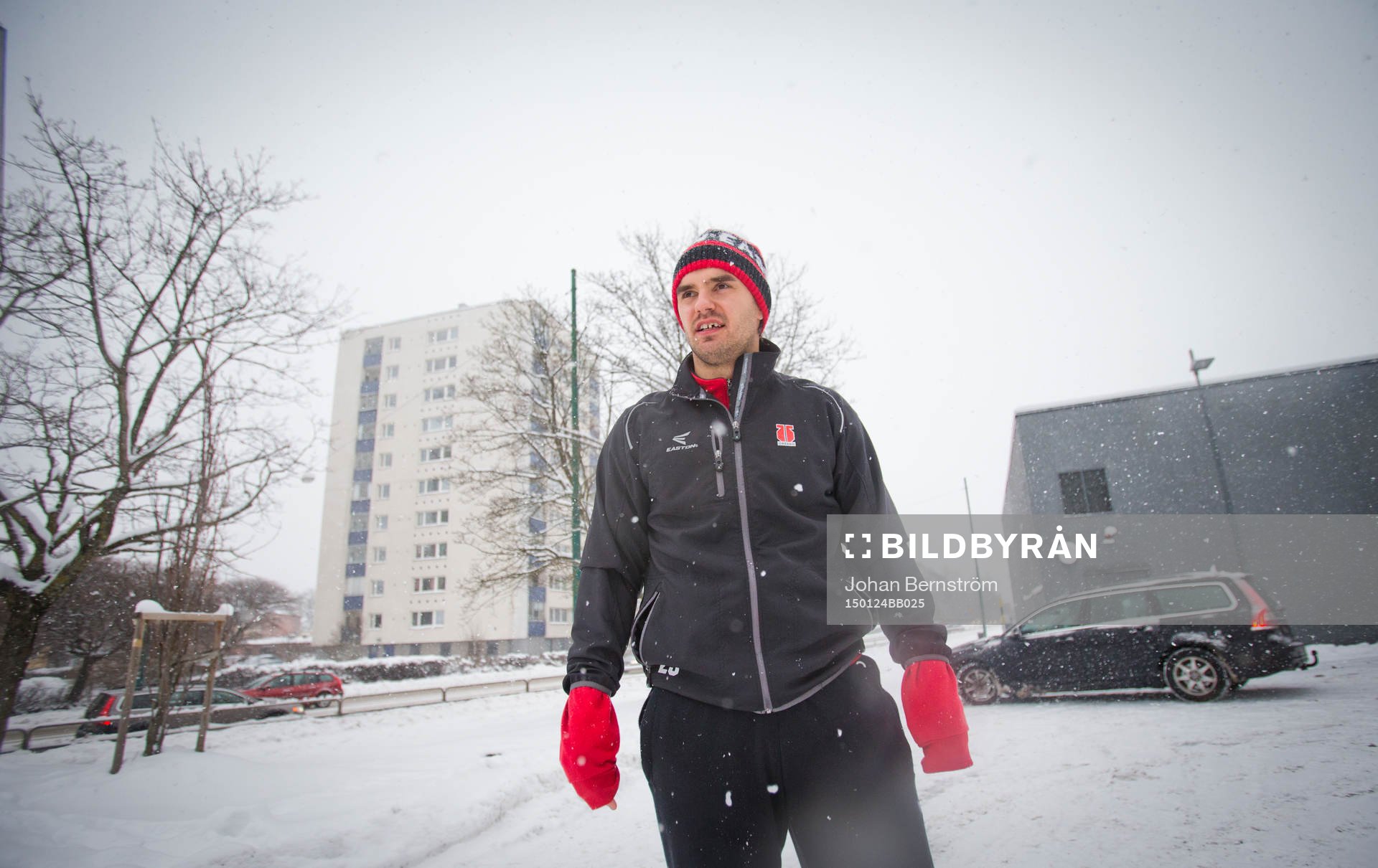 Örebros Martin Johansson värmer upp utanför Behrn Arena