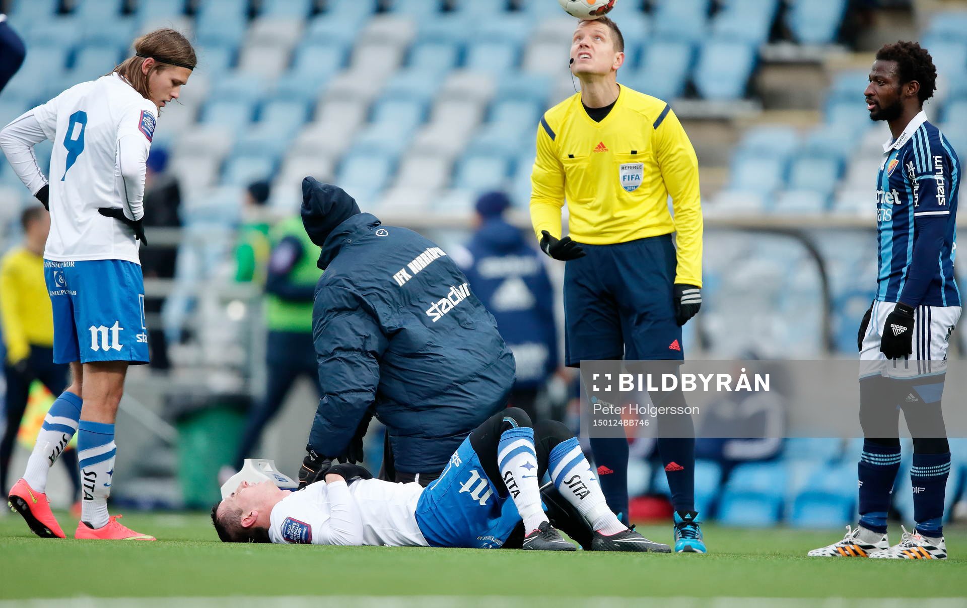 Norrköpings Arnór Ingvi Traustason och skadad Nikola