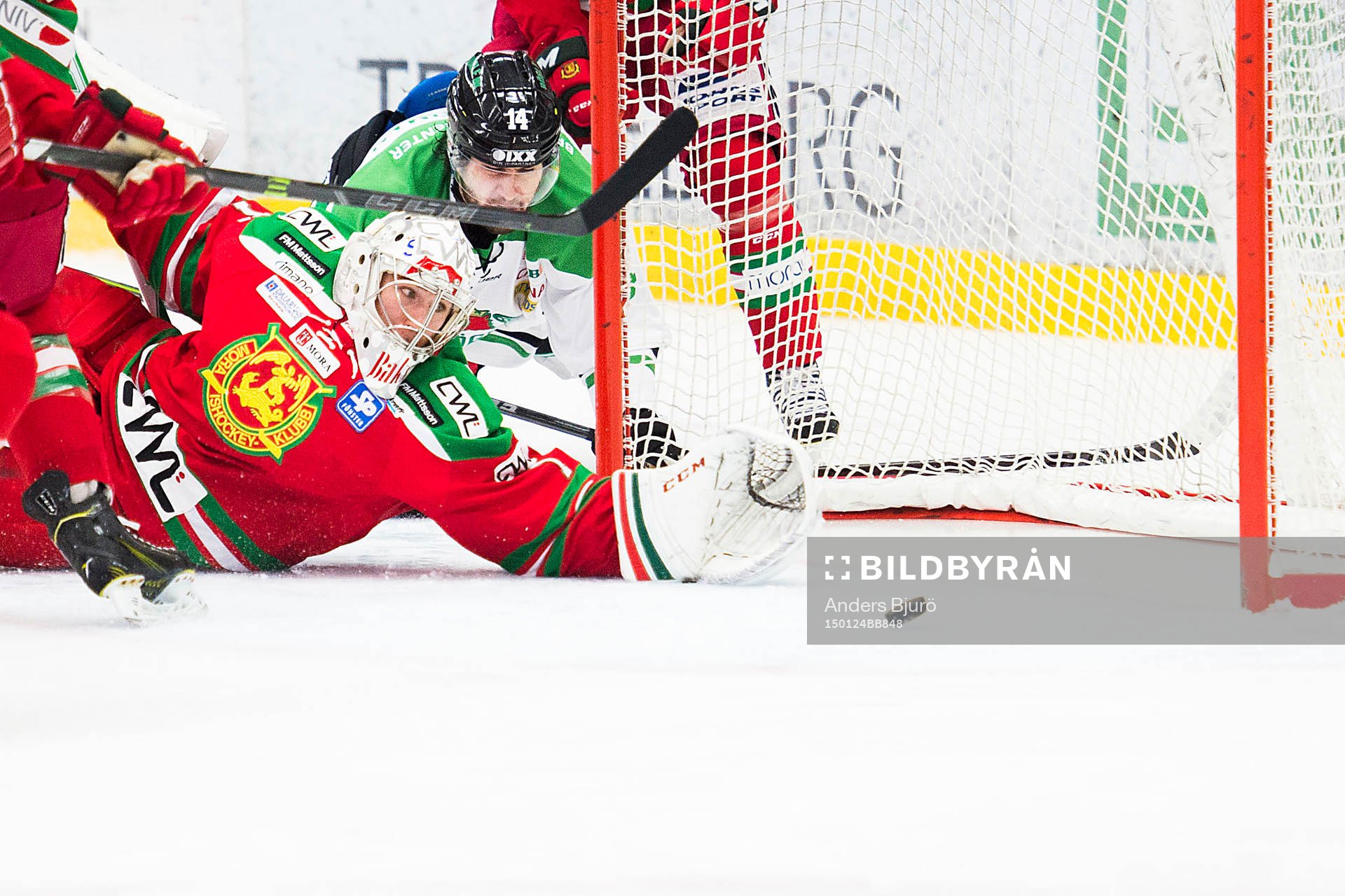 Moras målvakt Dan Bakala med en räddning