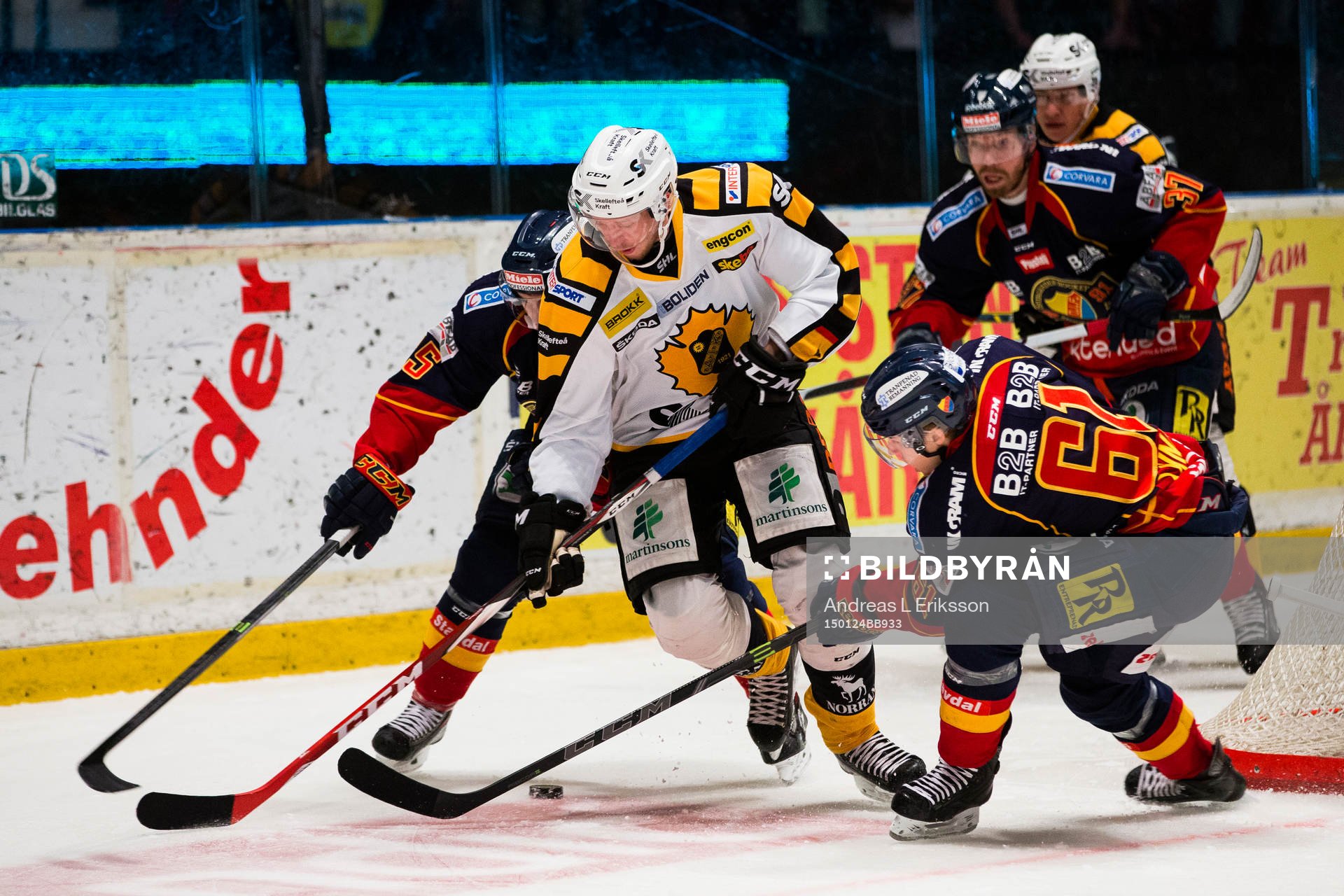 Skellefteås Tim Heed (m) i kamp om pucken med Djurgården