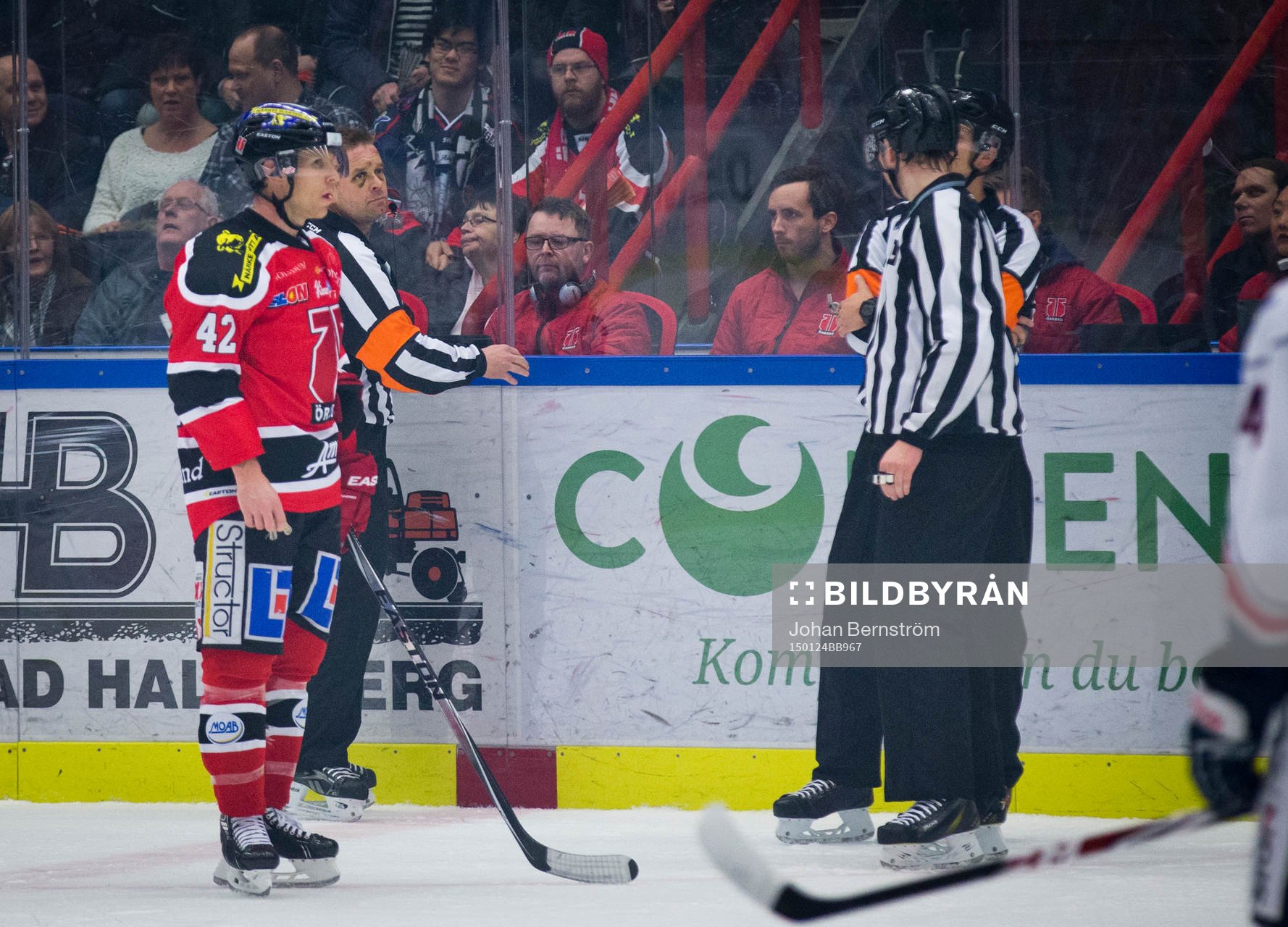 Domaren Patrik Sjöberg samtalar med Brian Willsie