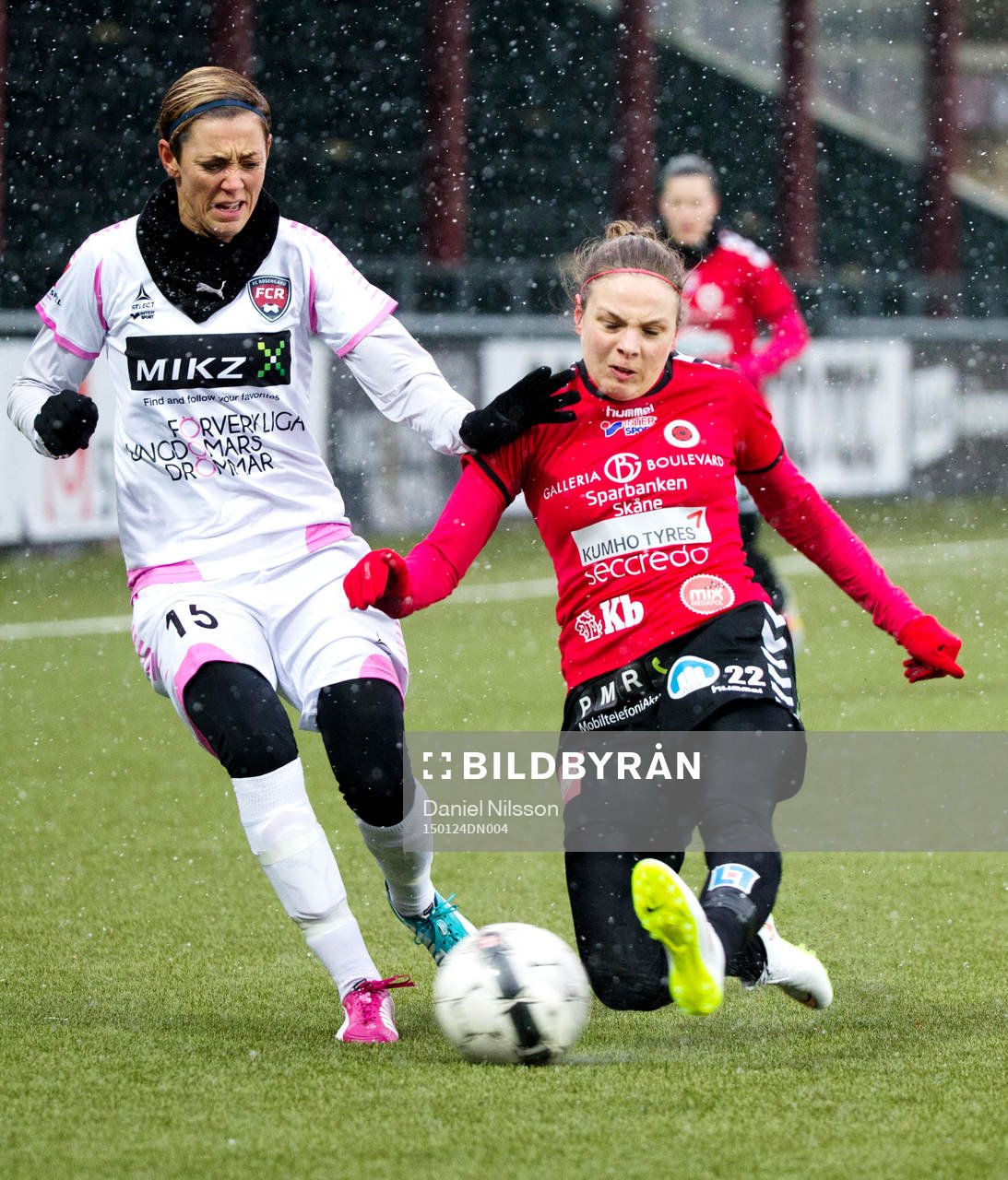Rosengårds Therese Sjögran och Kristianstads Lorca Van De Putte under träningsmatchen i fotboll mellan FC Rosengård och Kristianstads FF den 24 Januari 2015 i Malmö.