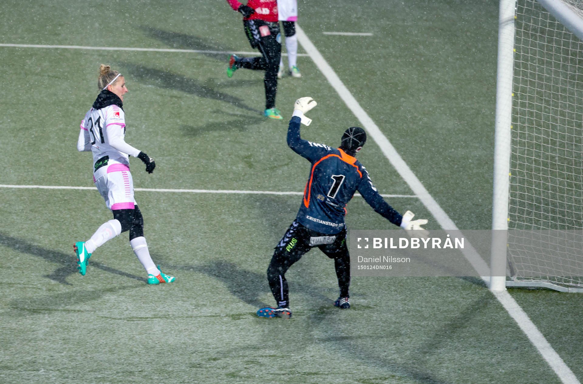 Rosengårds Anja Mittag gör mål bakom Kristianstads målvakt Brett Maron under träningsmatchen i fotboll mellan FC Rosengård och Kristianstads FF den 24 Januari 2015 i Malmö.