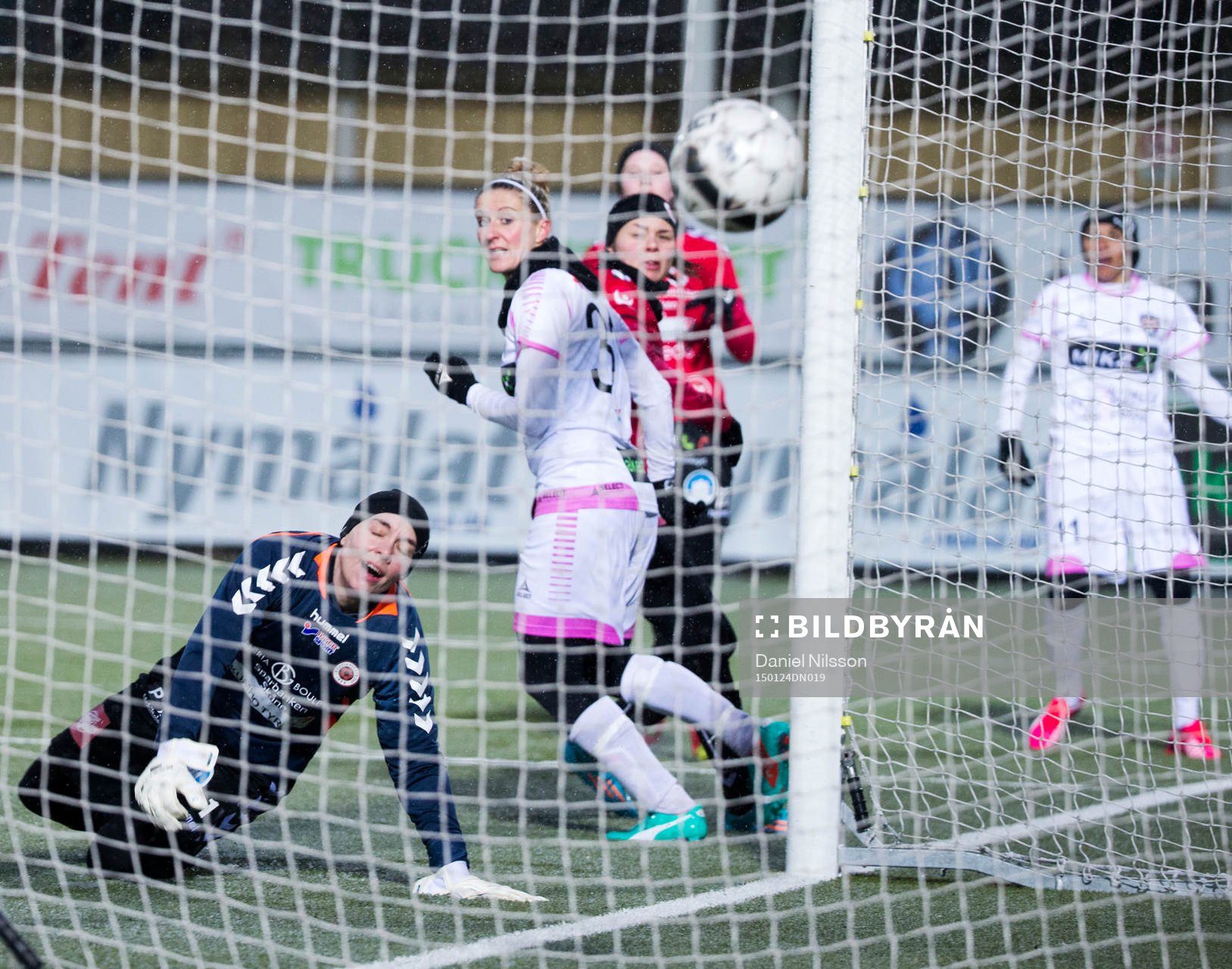 Rosengårds Marta skjuter err skott som studsar i mål