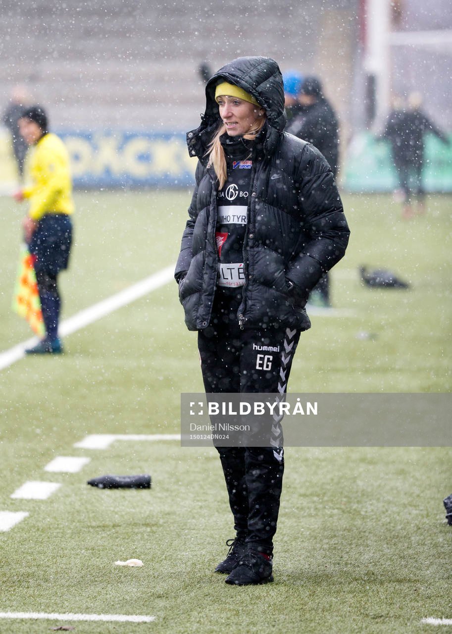 Kristianstads tränare Elisabet Gunnarsdottír under träningsmatchen i fotboll mellan FC Rosengård och Kristianstads FF den 24 Januari 2015 i Malmö.