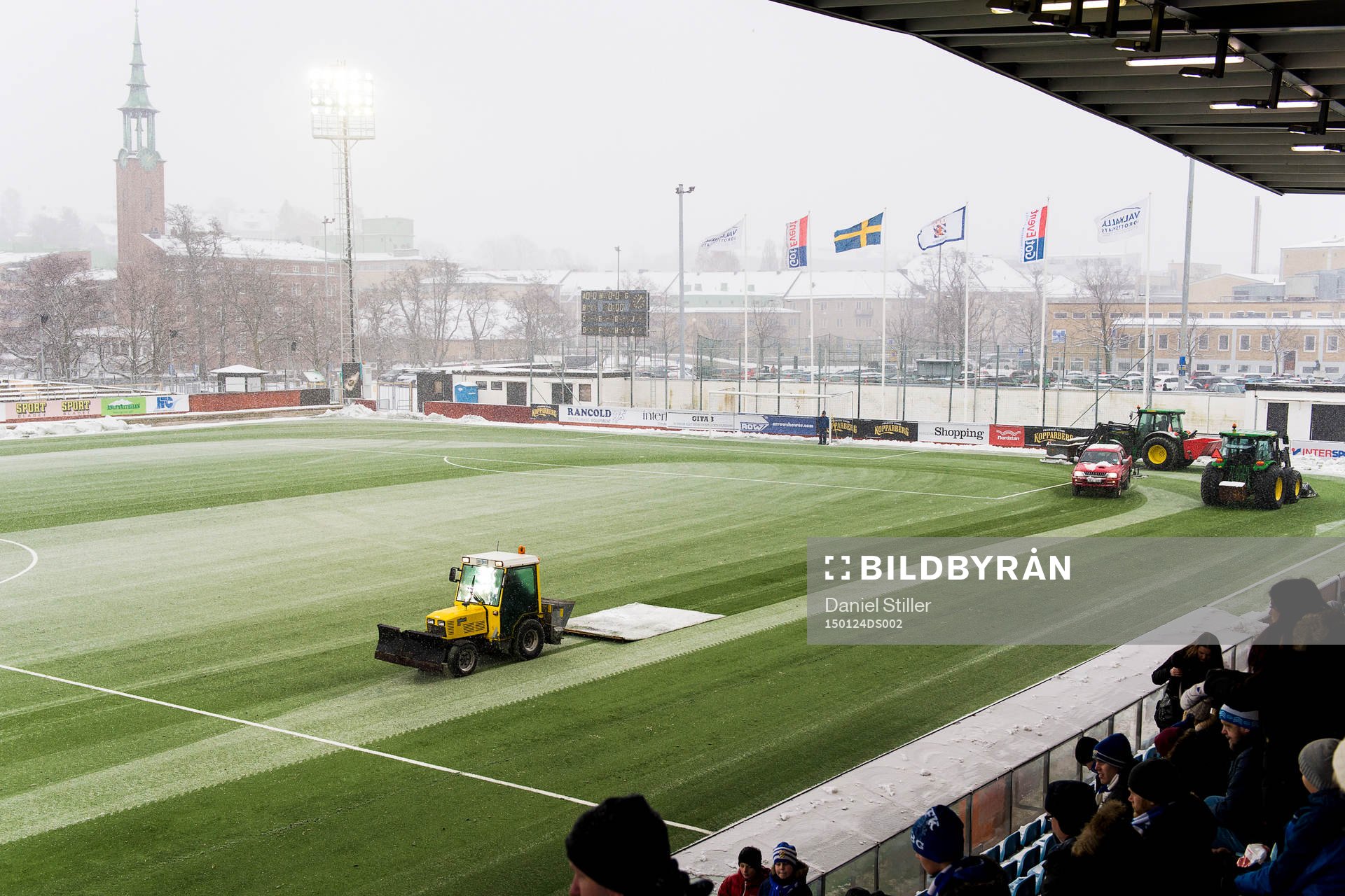 Det jobbas febrilt med att få bort snön