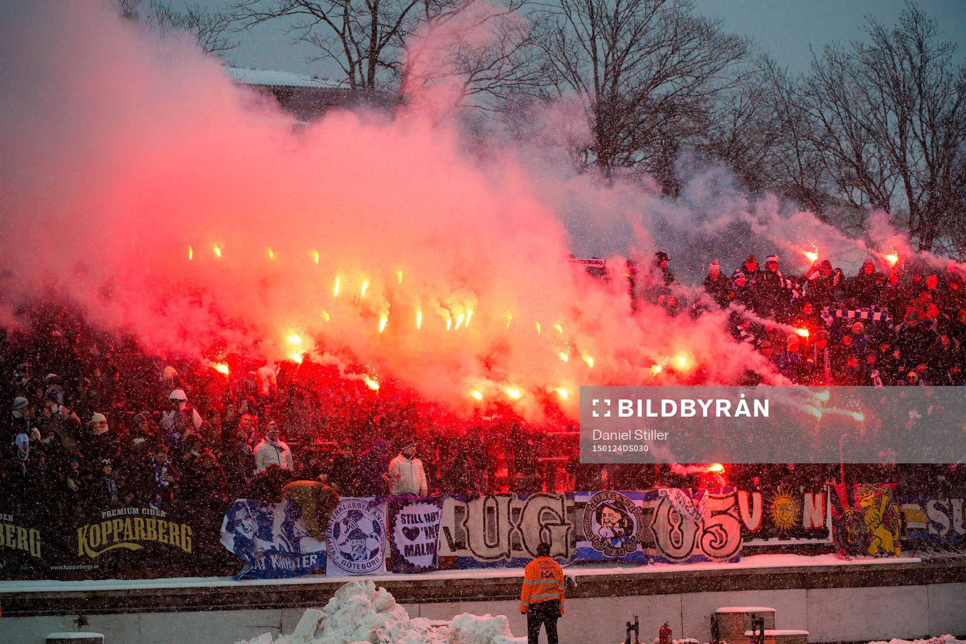 IFK Göteborgs klack bränner bengaler innan