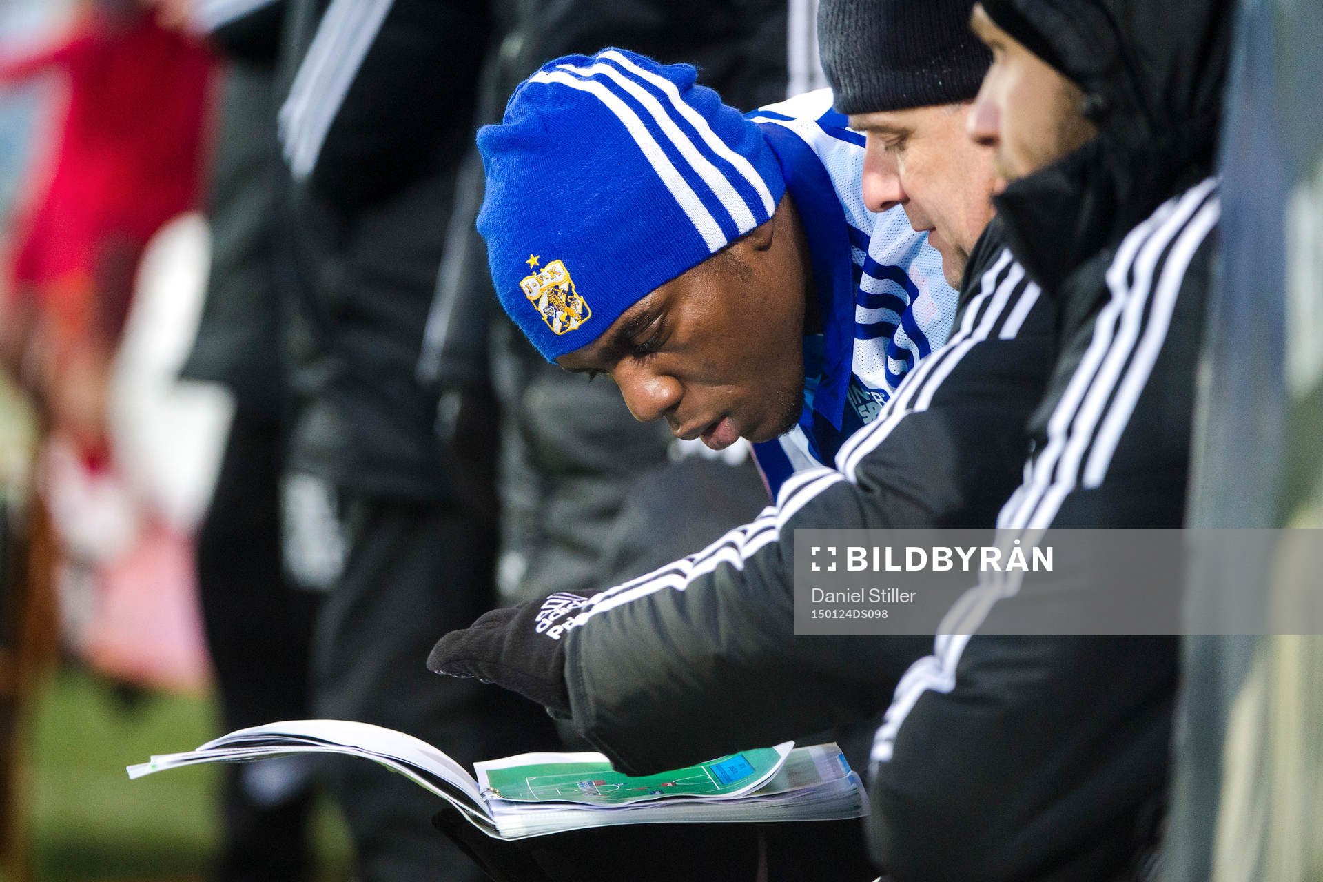 IFK Göteborgs Kevin Andersson läser på i pärmen under träningsmatchen i fotboll mellan IFK Göteborg och Nordsjälland den 24 april 2015 i Göteborg.