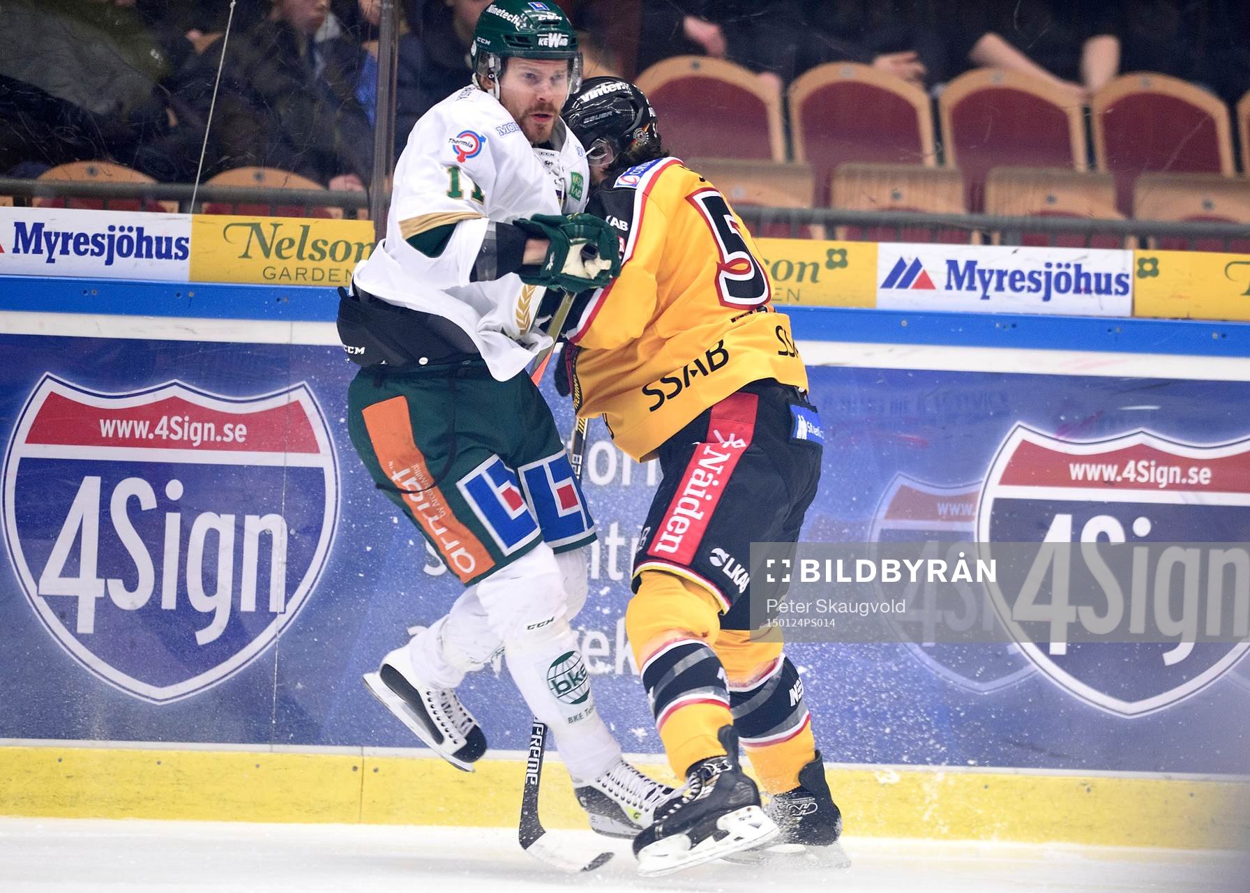Färjestads Anssi Salmela blir tacklad av Luleås Karl
