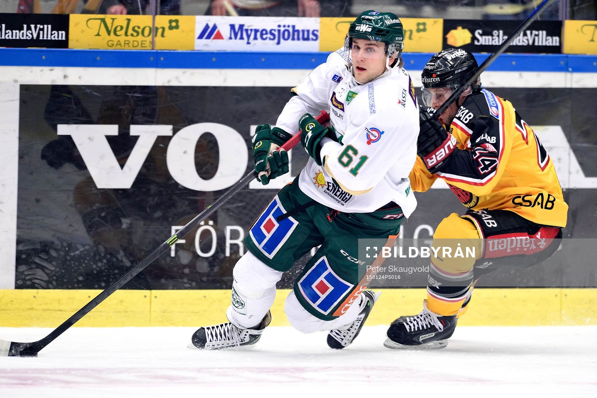 Färjestads Daniel Gunnarsson jagas av Luleås Cam Abbott