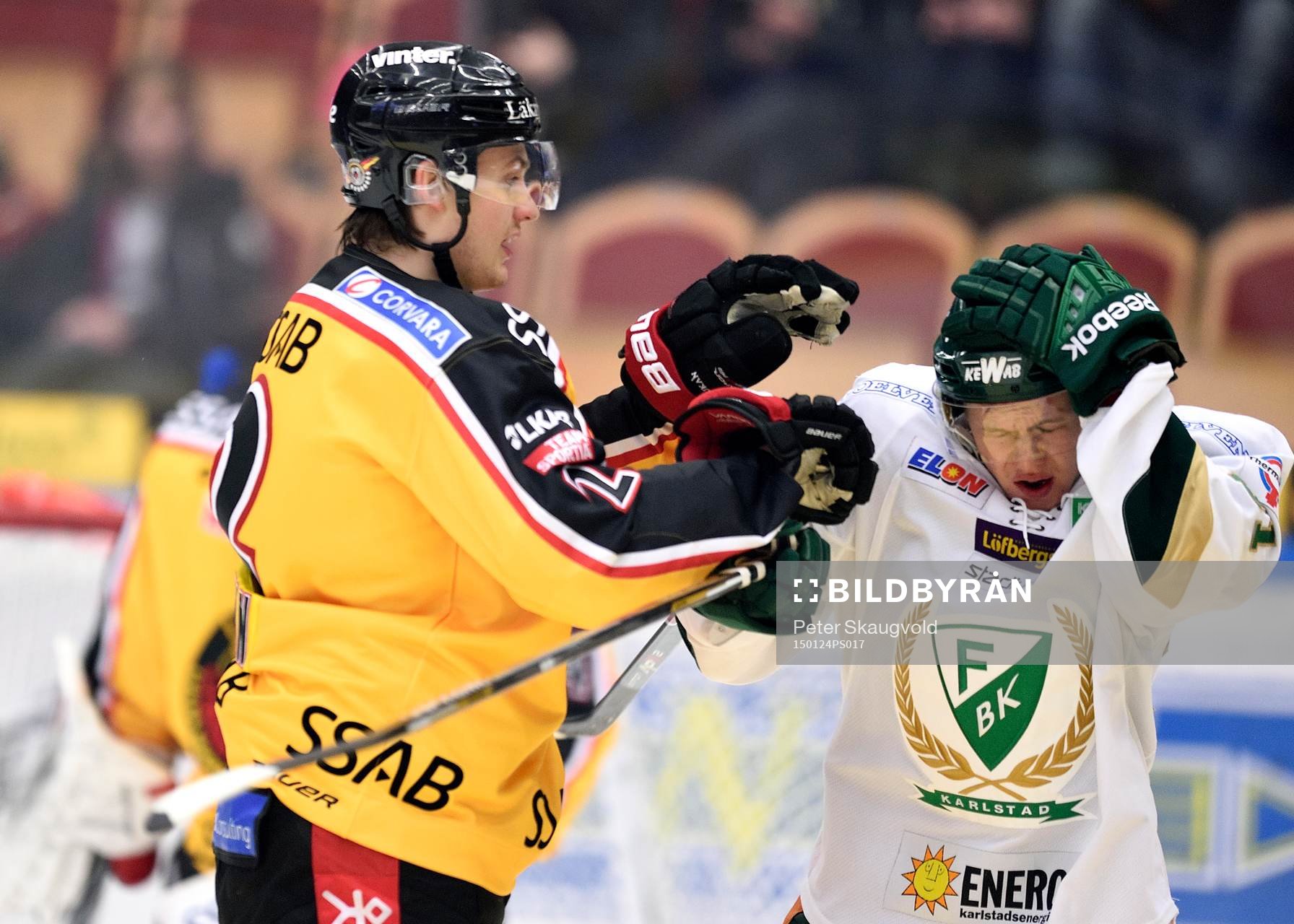 Luleås Dean Kukan och Färjestads Toni Rajala har en