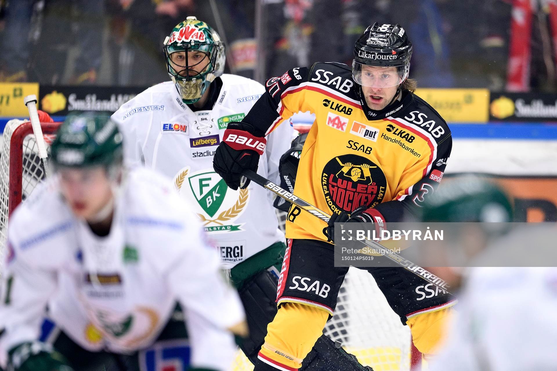 Luleås Jonathan Granström framför Färjestads målvakt