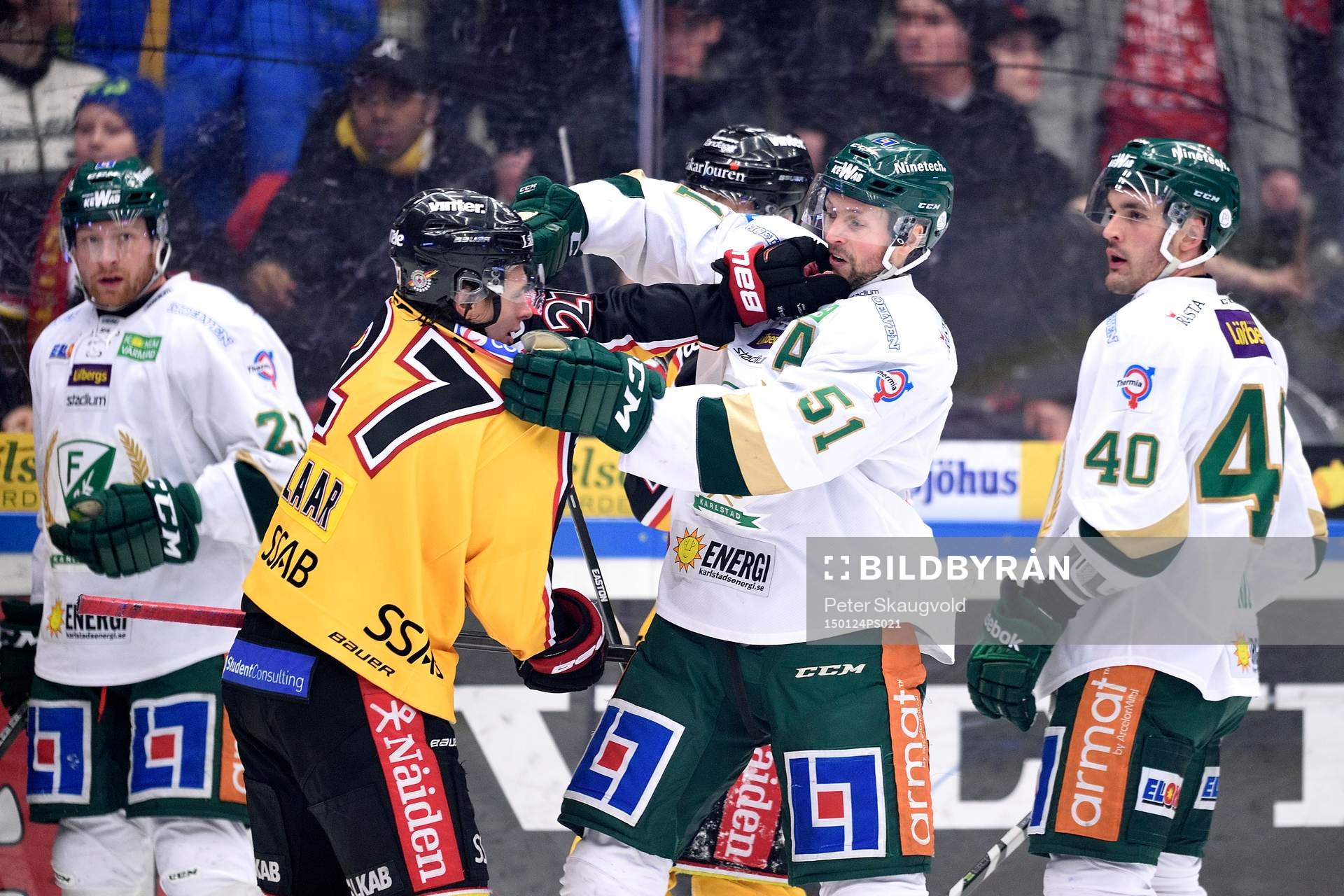 Luleås Daniel Zaar och Färjestads Rickard Wallin i bråk