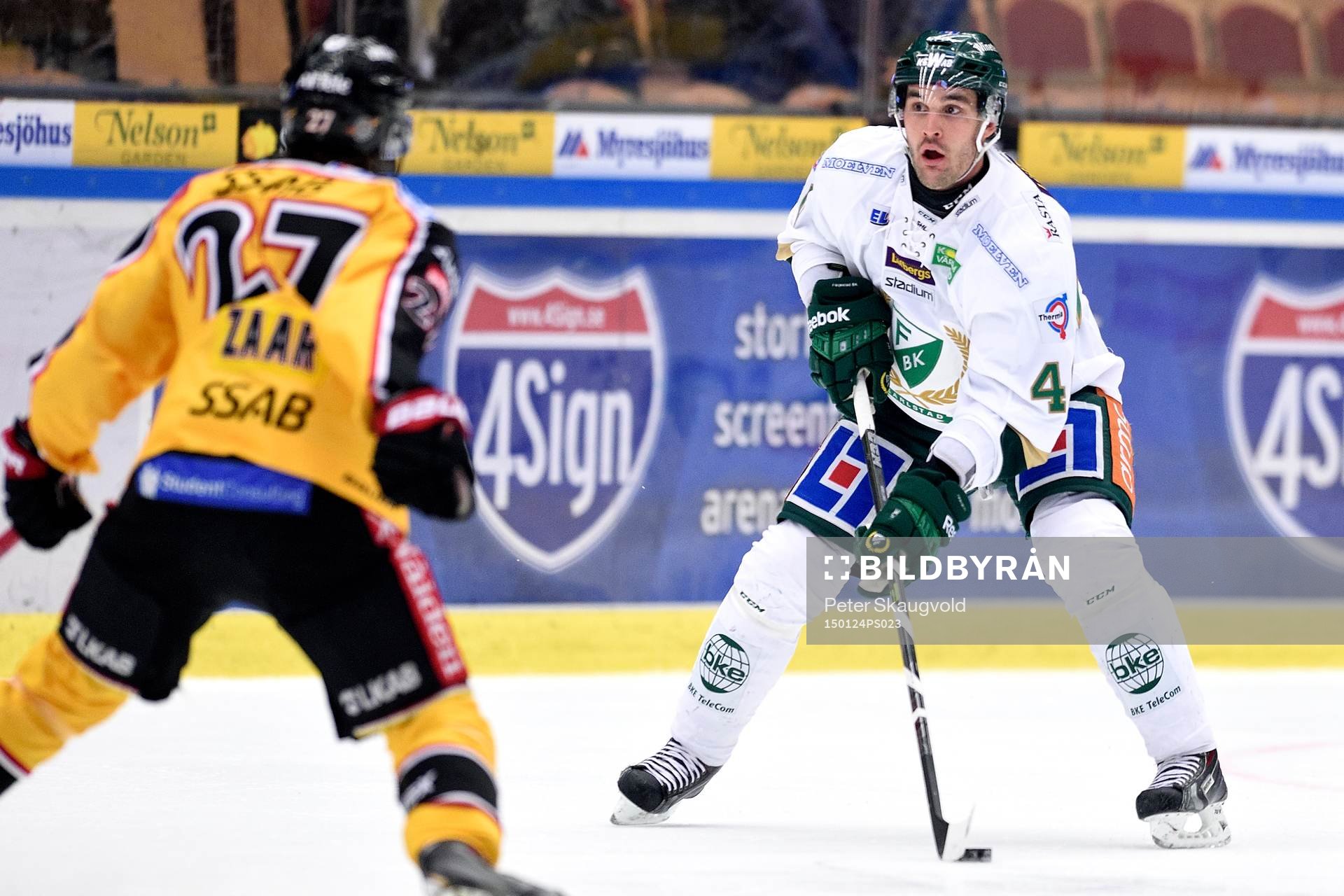 Färjestads Niklas Arell med pucken