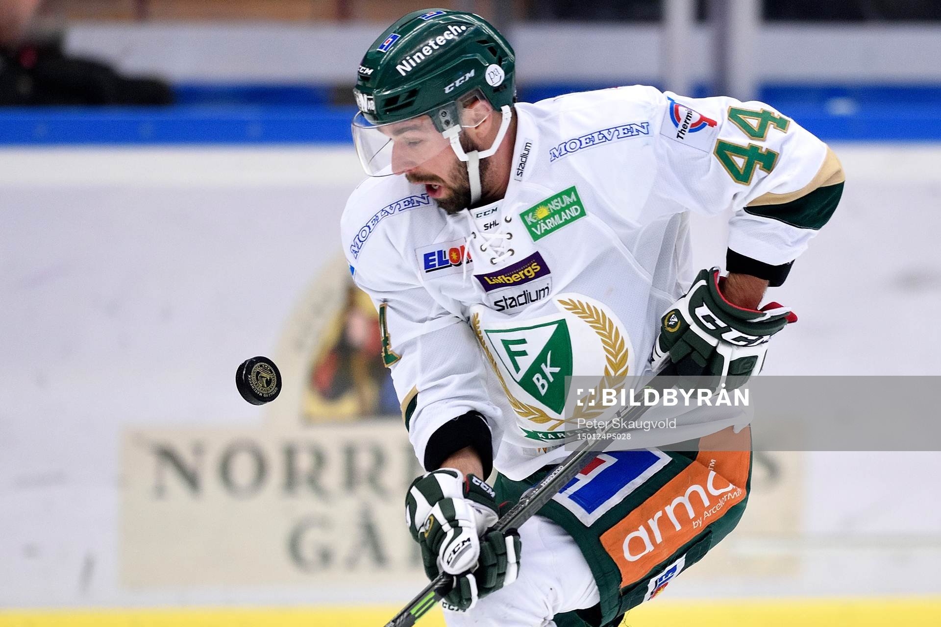Färjestads Milan Gulas har ögonen på pucken