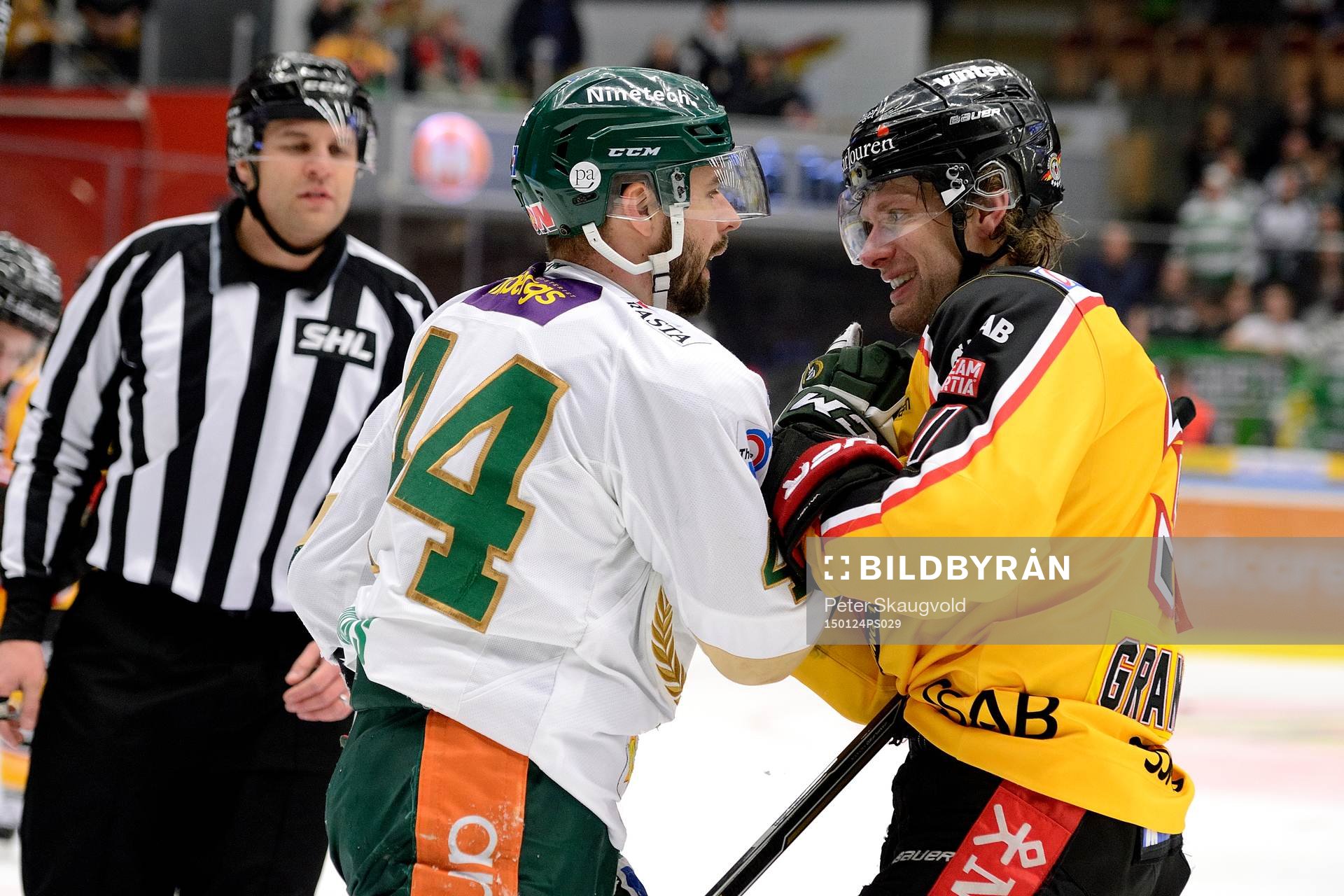 Färjestads Milan Gulas och Luleås Jonathan Granström i