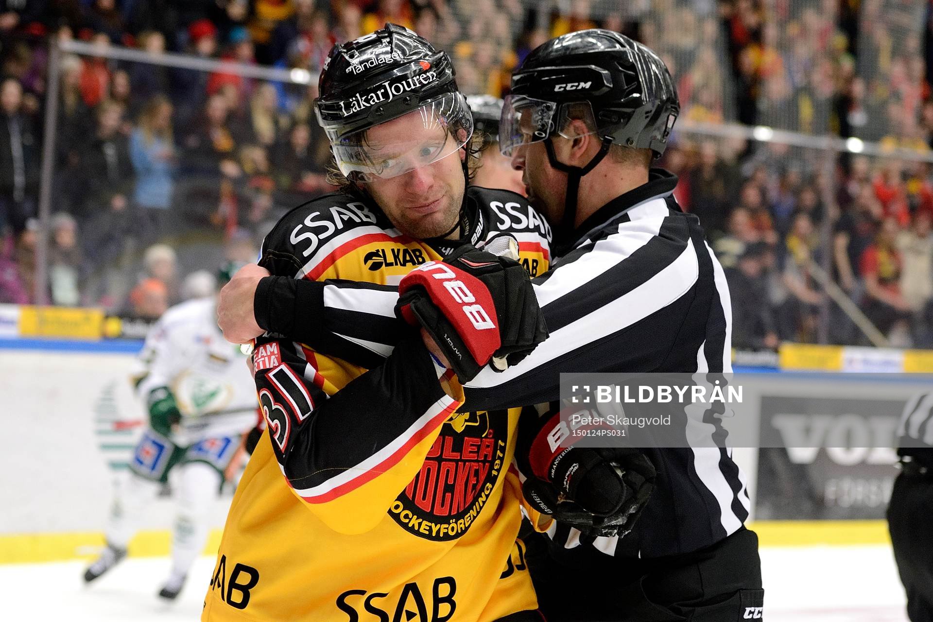 Linjedomaren håller undan Luleås Jonathan Granström