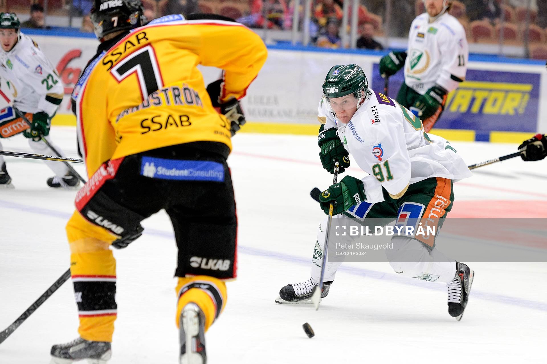 Färjestads Toni Rajala med pucken
