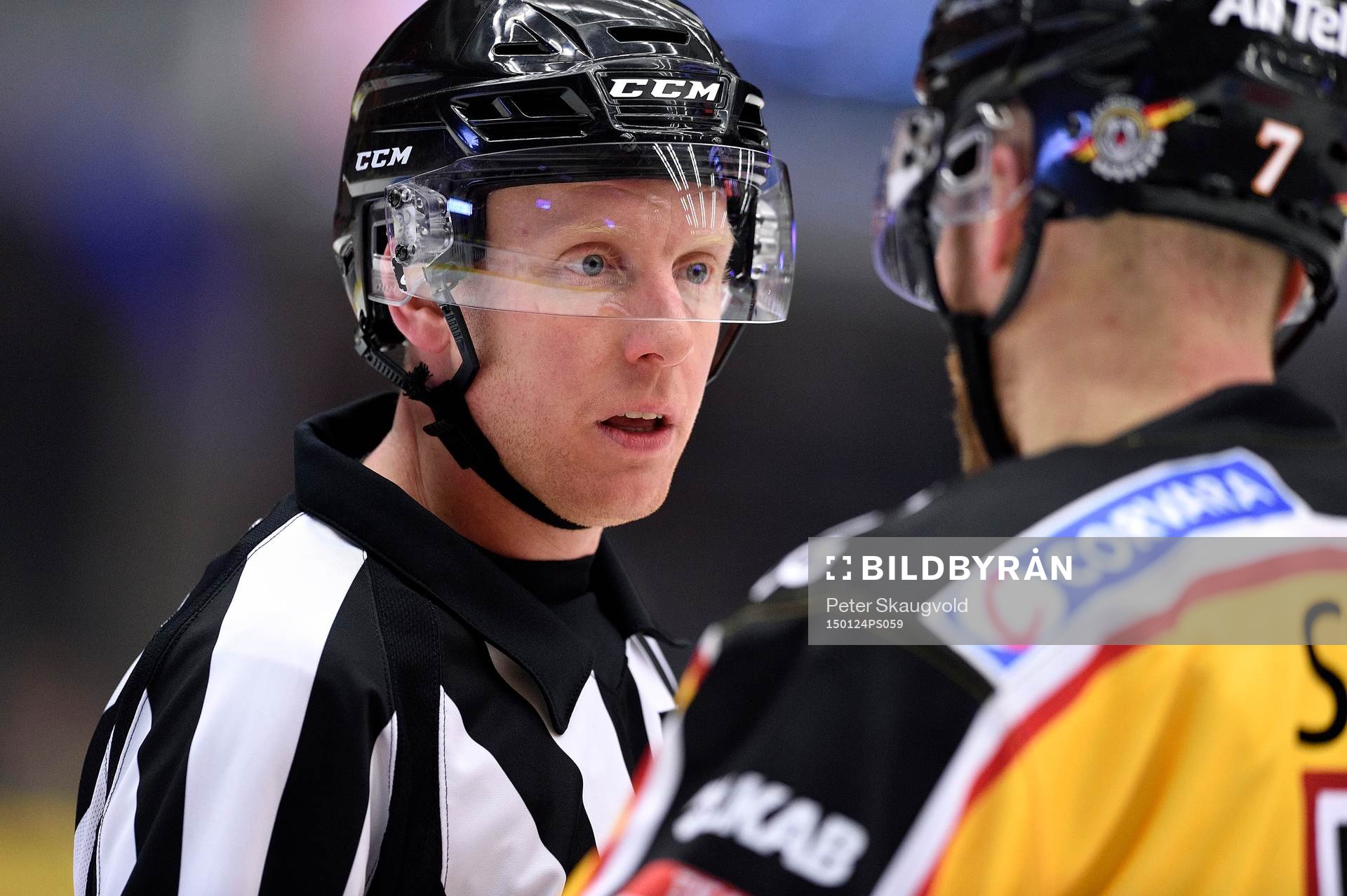 Domare Mikael Holm pratar med Luleås Jan Sandström