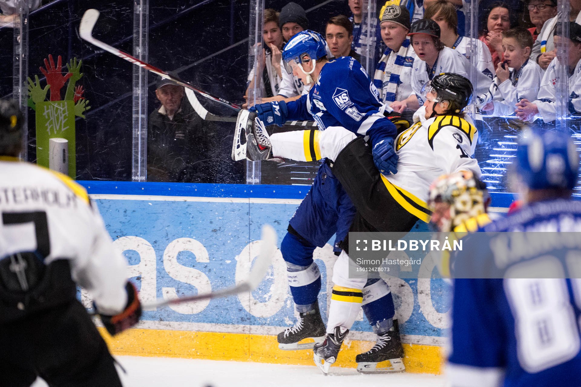 Leksands Johan Ryno tacklar Brynäs Oscar Eklund