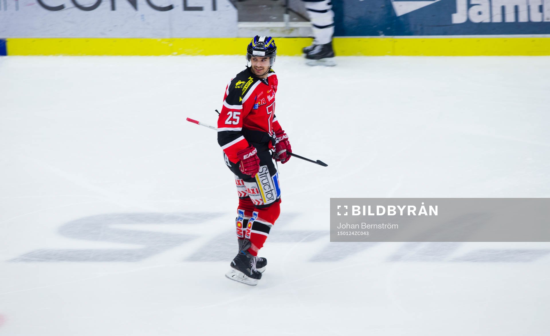 Örebros Martin Johansson skrattar