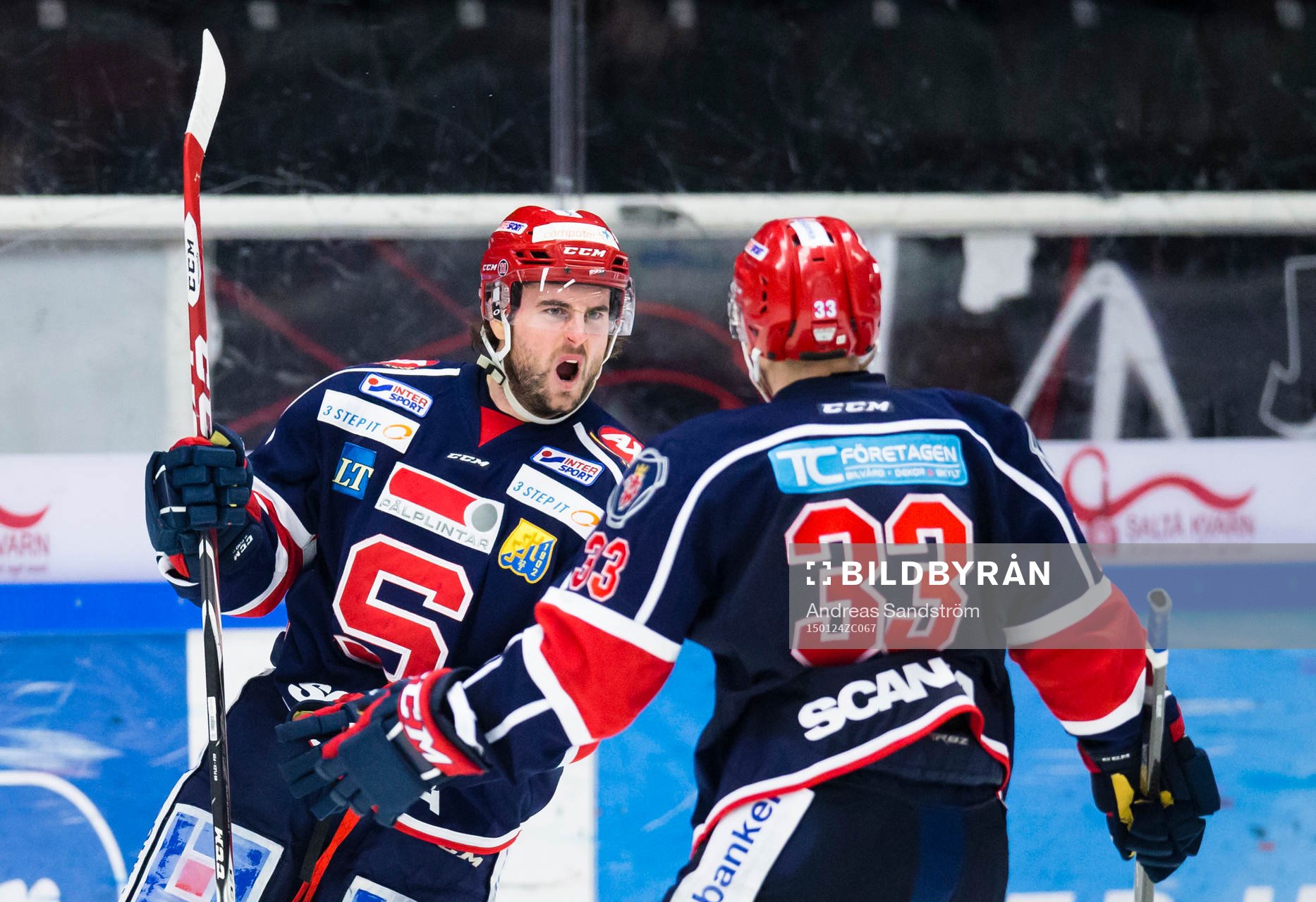 Södertäljes François Bouchard (v) gör 2-2