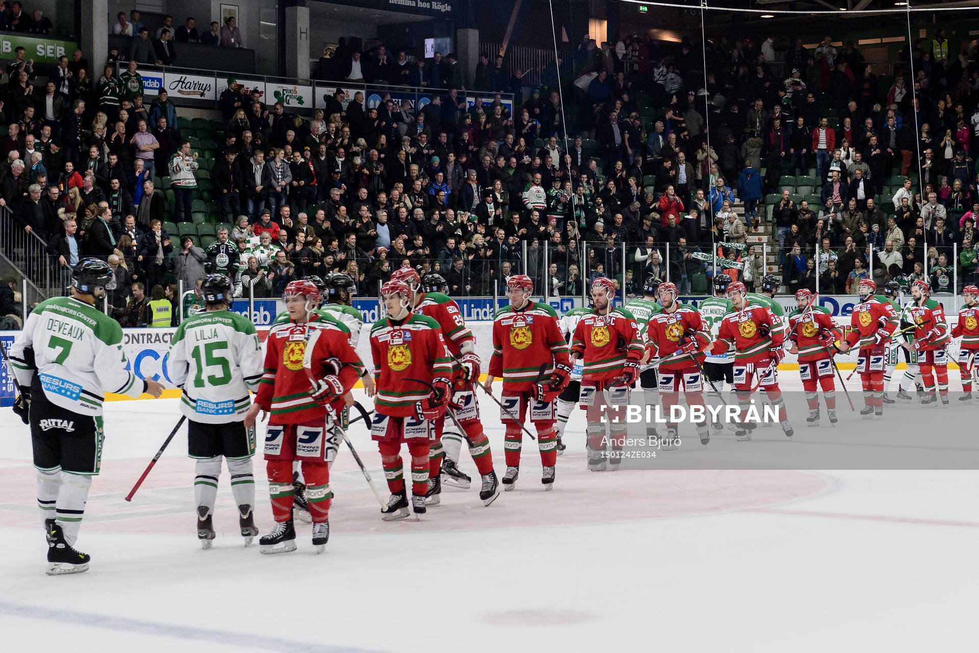 Spelarna tackar varandra