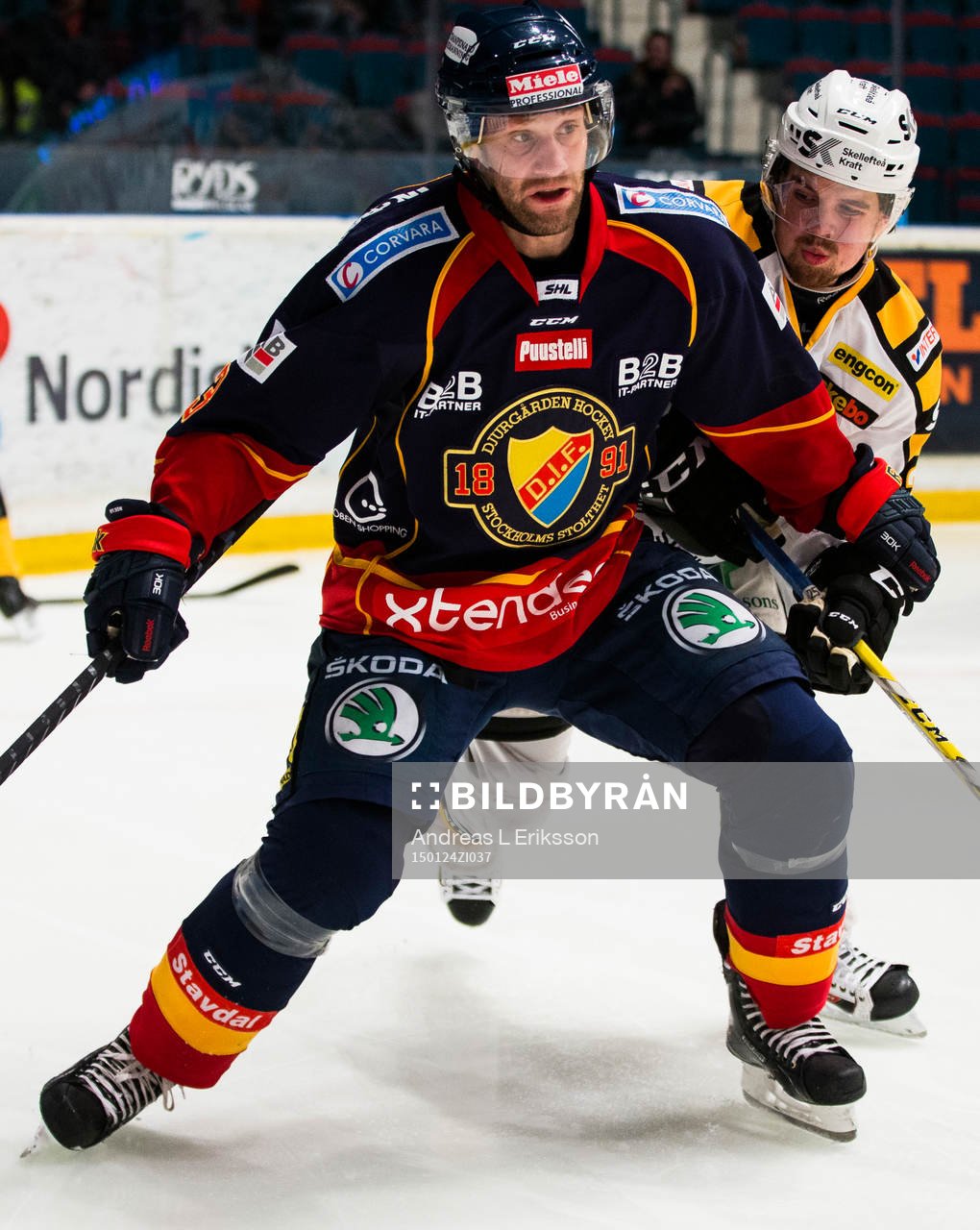 Djurgårdens Marcus Nilson håller undan för Skellefteås