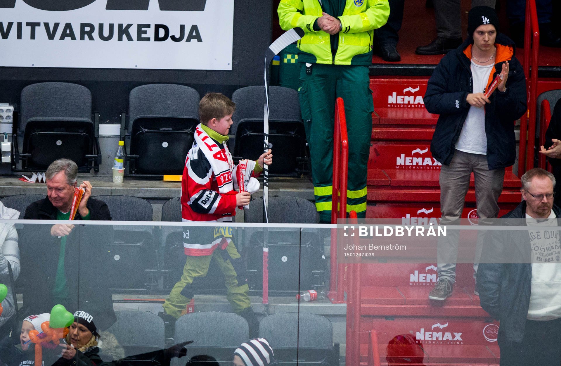 En ung supporter får en spelares klubba
