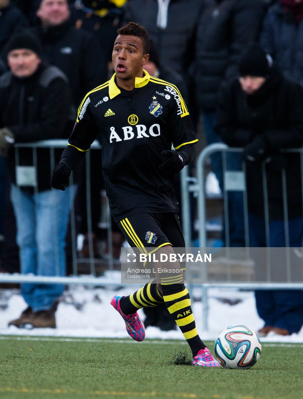 s Niclas Eliasson med bollen