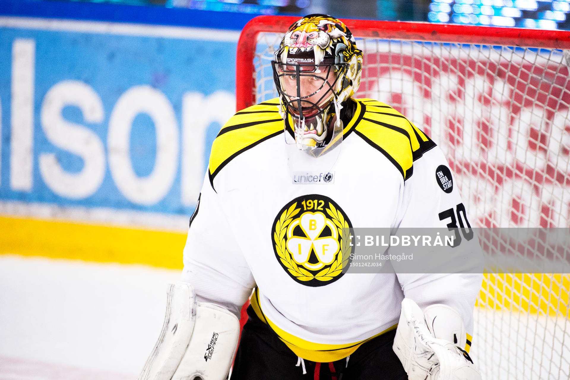 Brynäs målvakt Johan Holmqvist före ishockeymatchen i